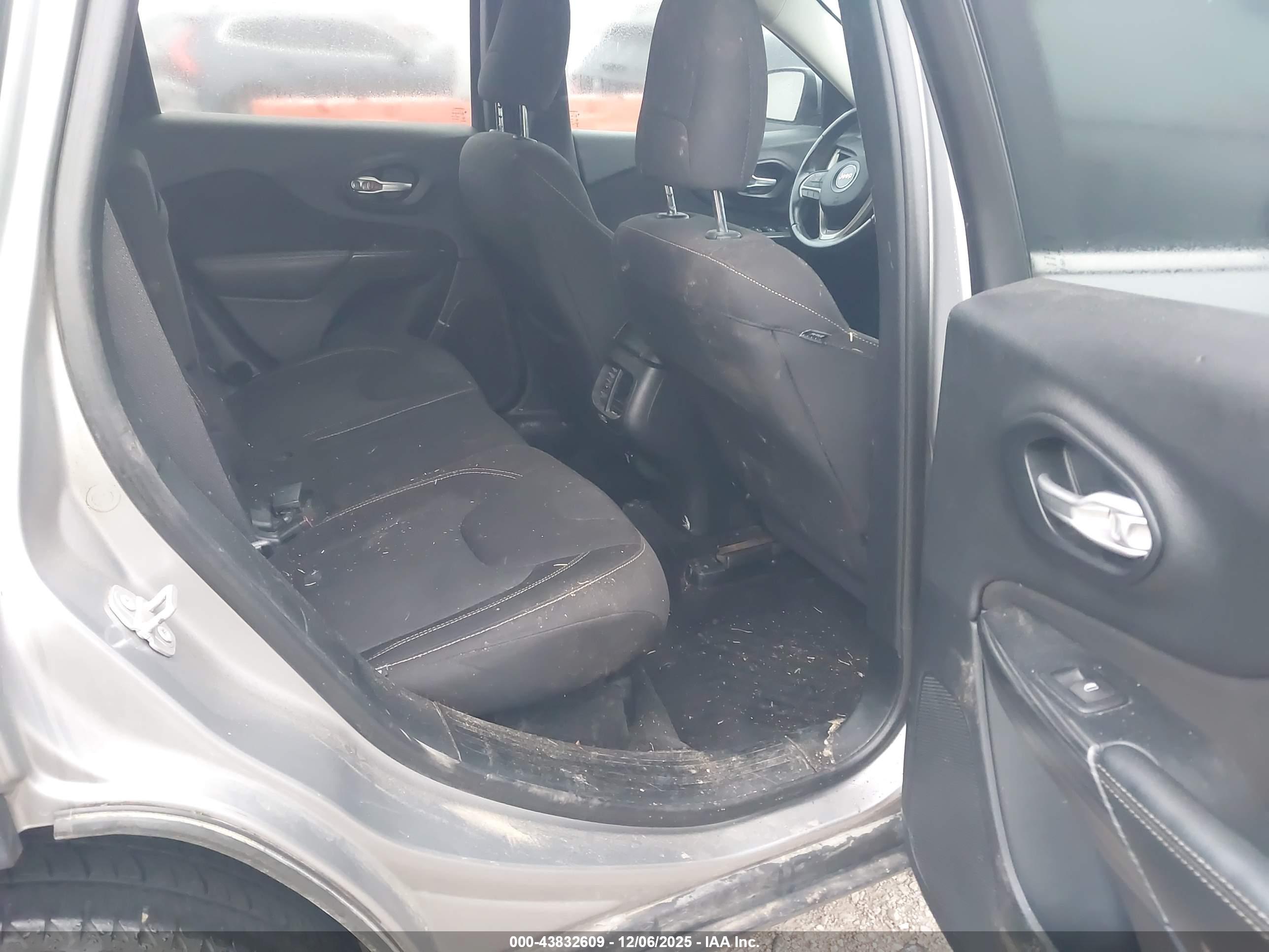 JEEP CHEROKEE image 8