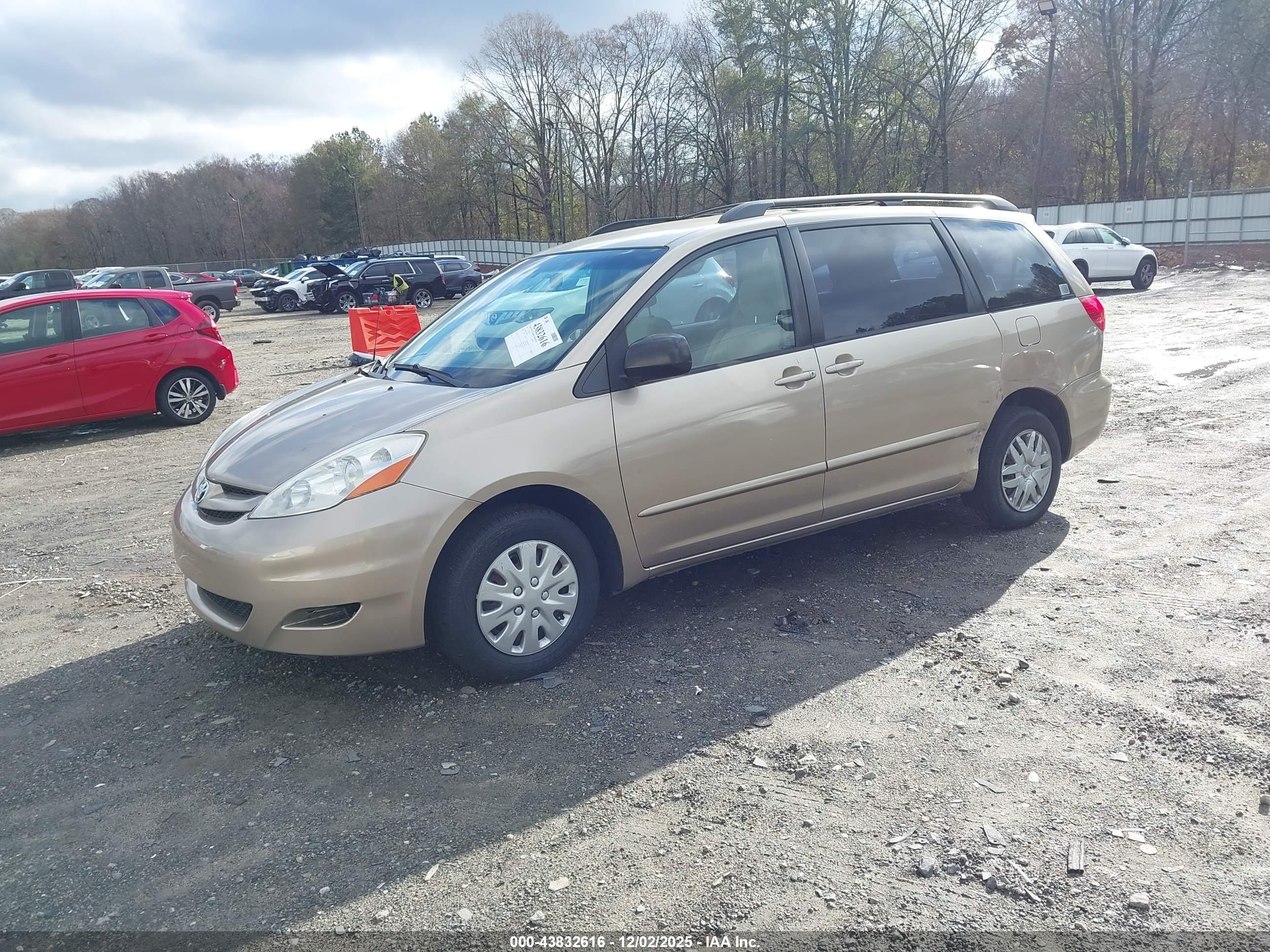 TOYOTA SIENNA image 2