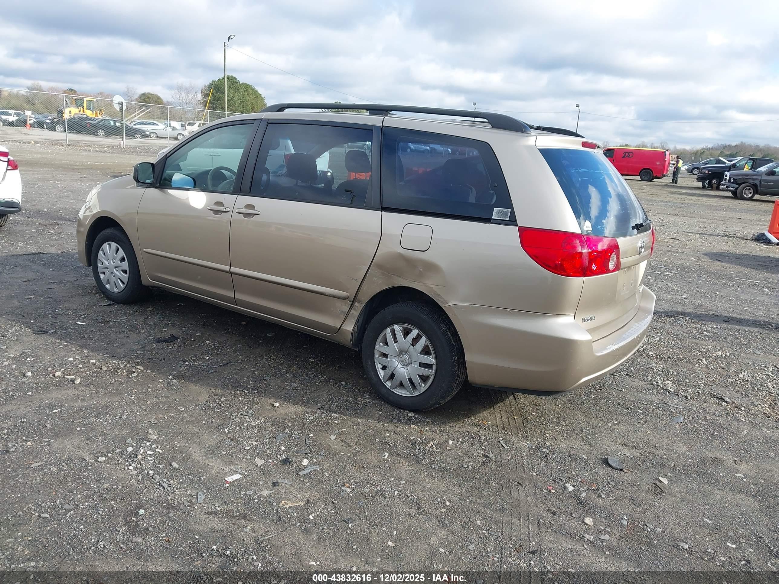 TOYOTA SIENNA image 3