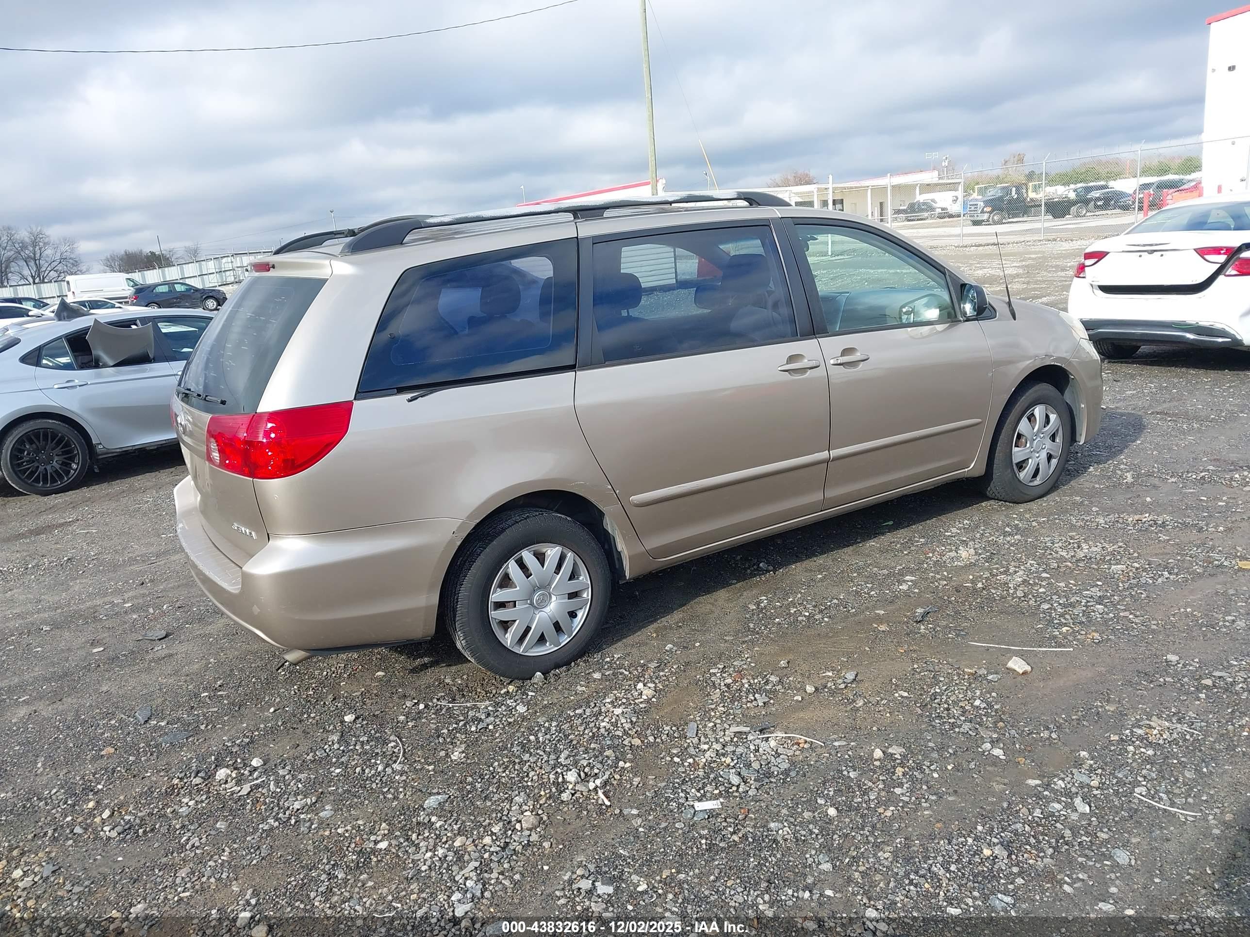 TOYOTA SIENNA image 4