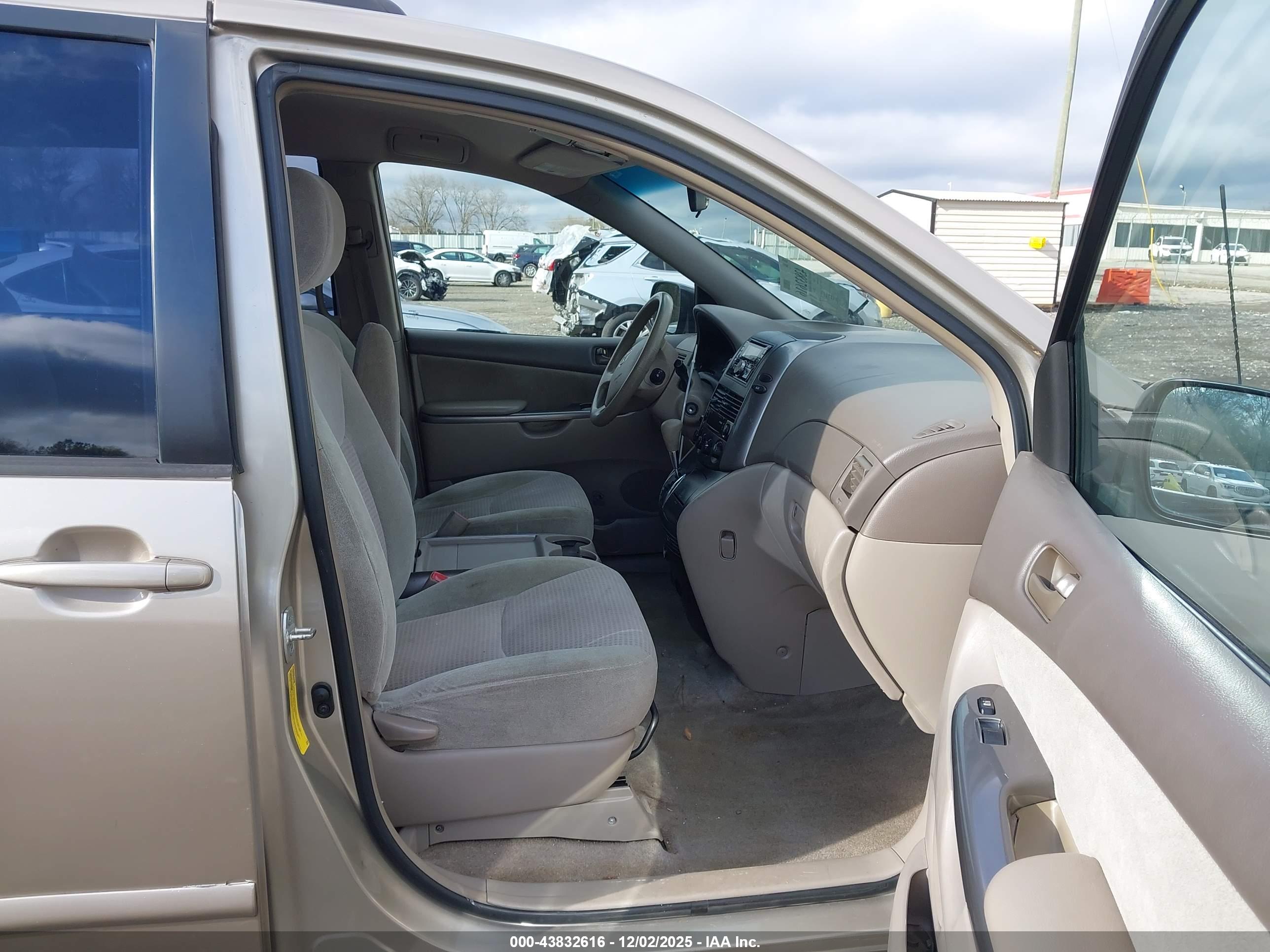 TOYOTA SIENNA image 5