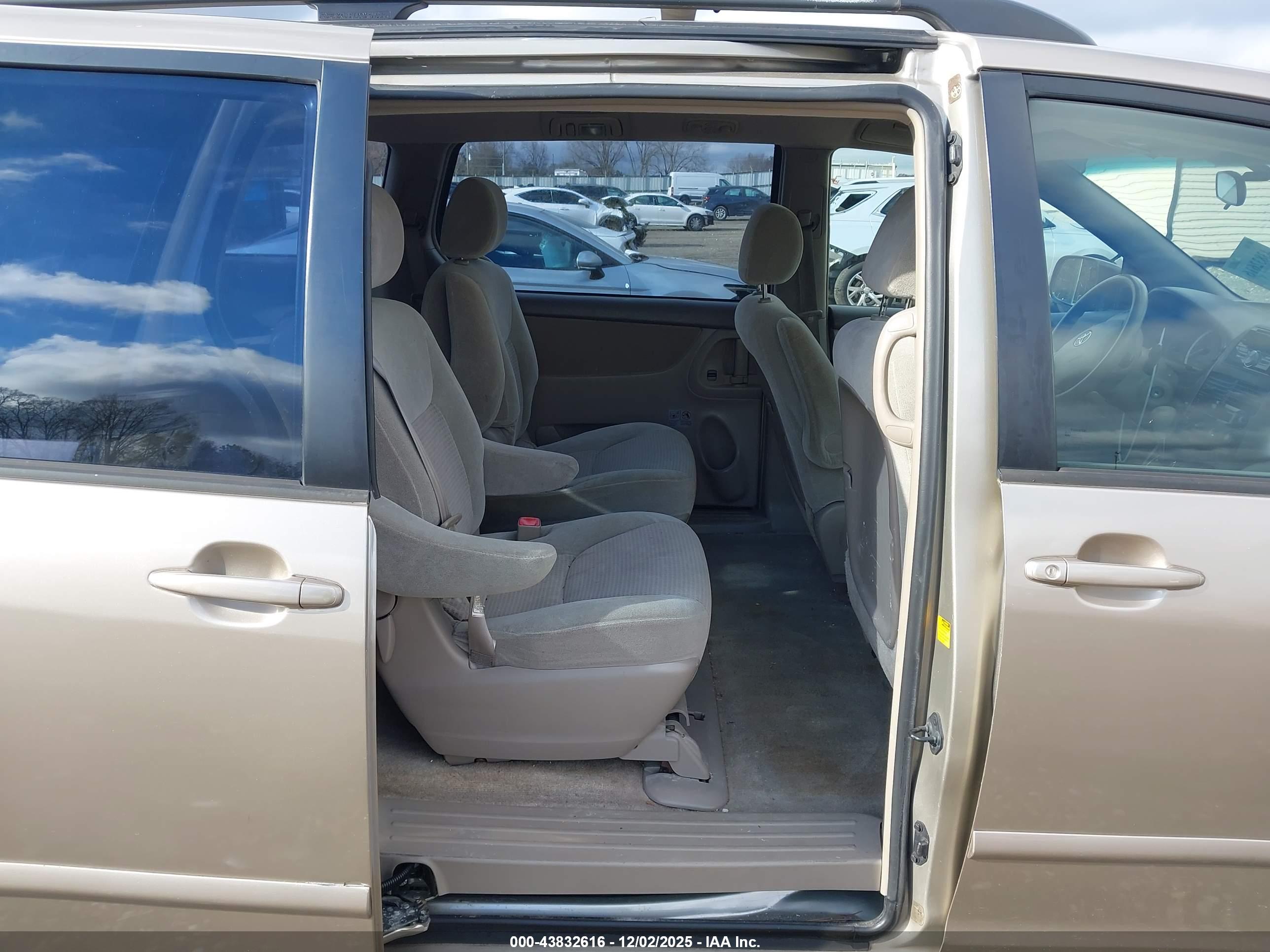TOYOTA SIENNA image 8