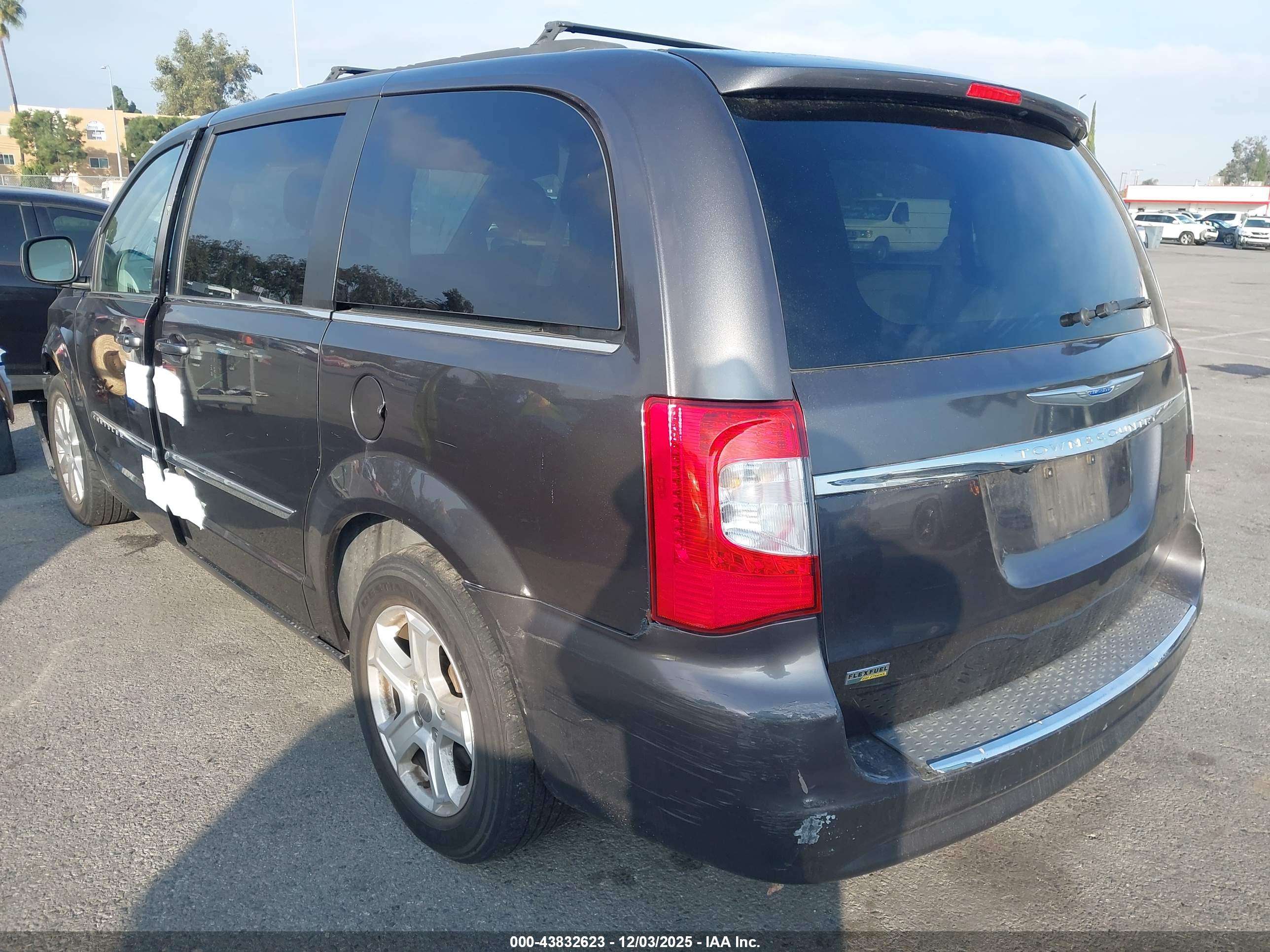 CHRYSLER TOWN image 3