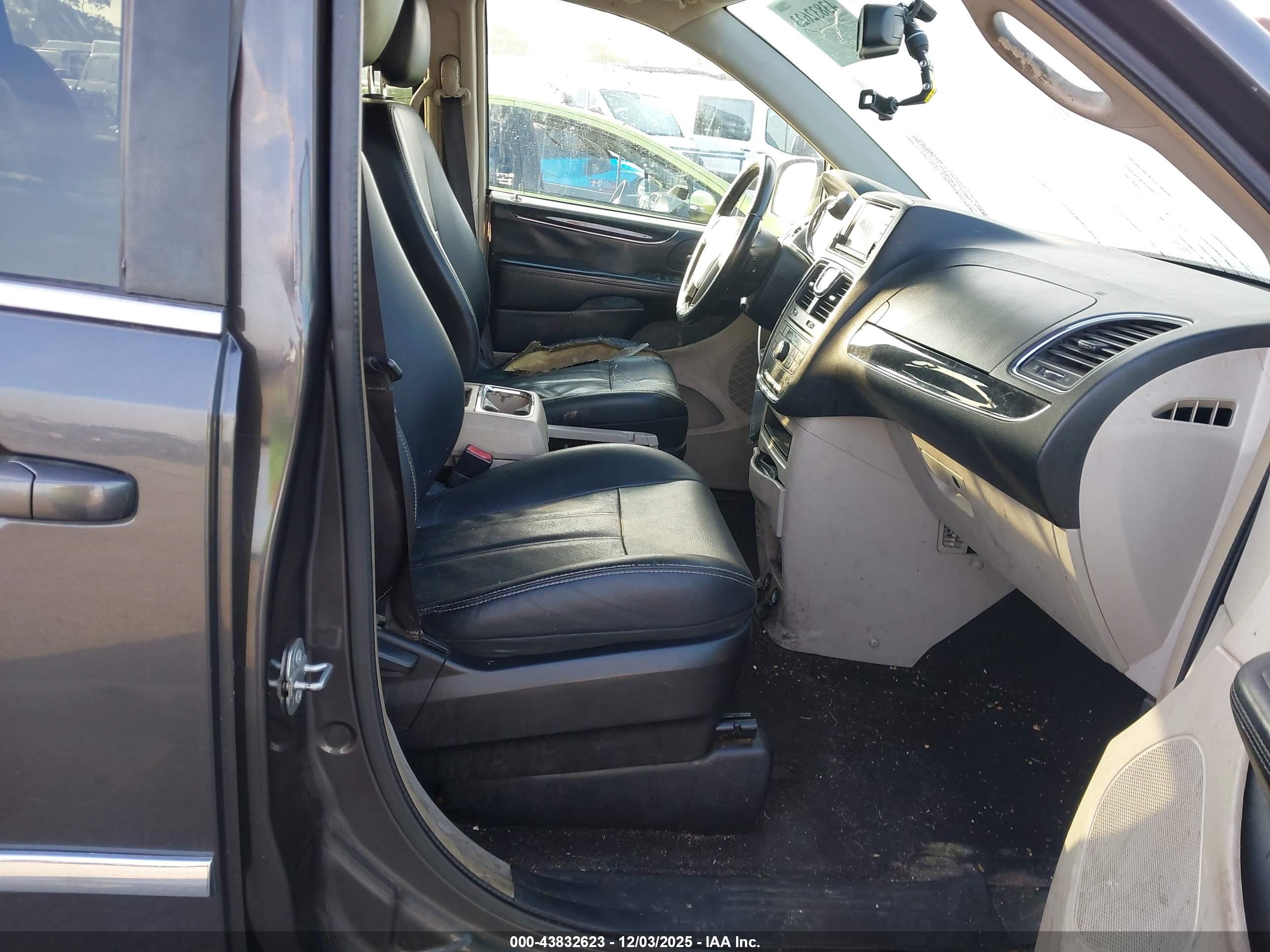 CHRYSLER TOWN image 5