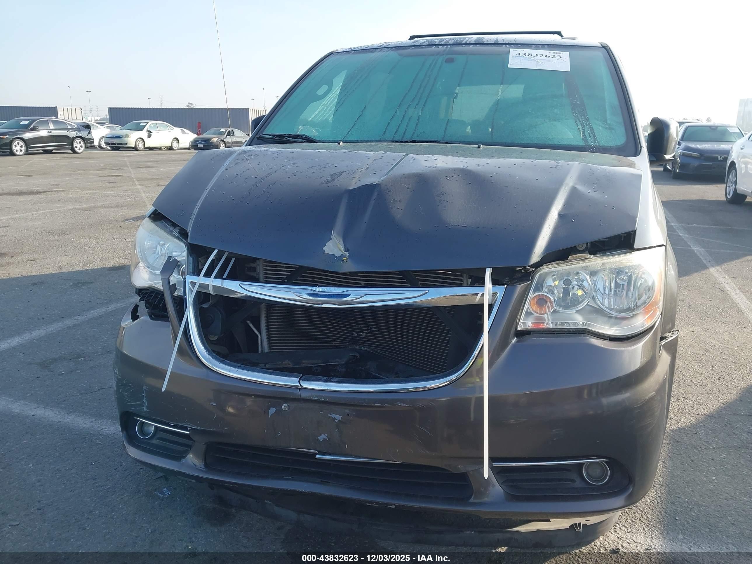 CHRYSLER TOWN image 6