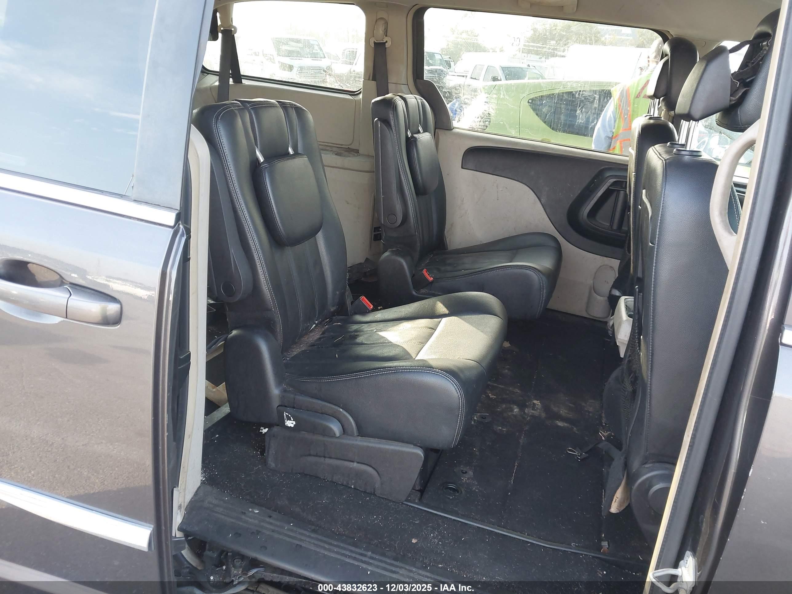 CHRYSLER TOWN image 8