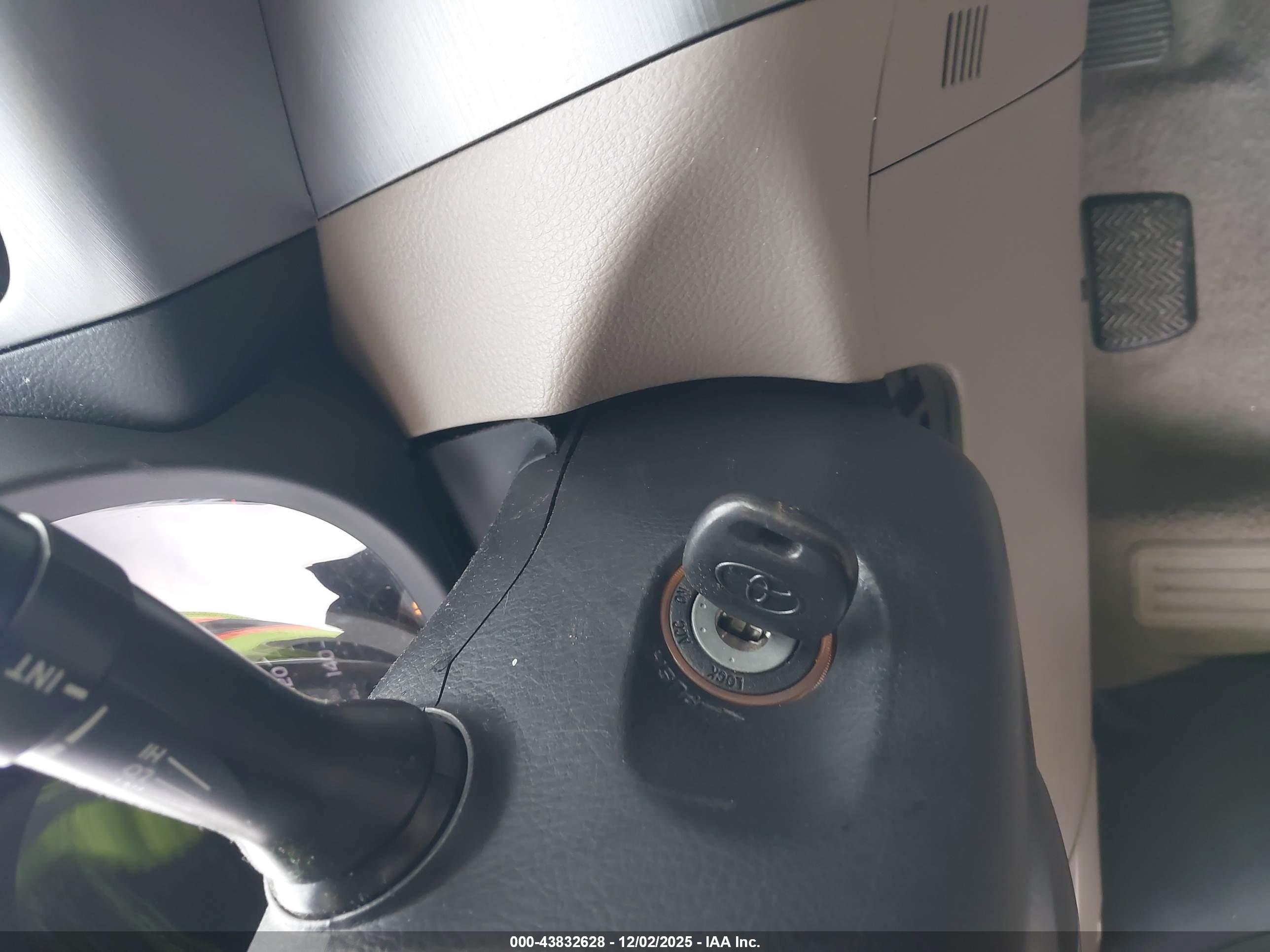 TOYOTA RAV4 image 11