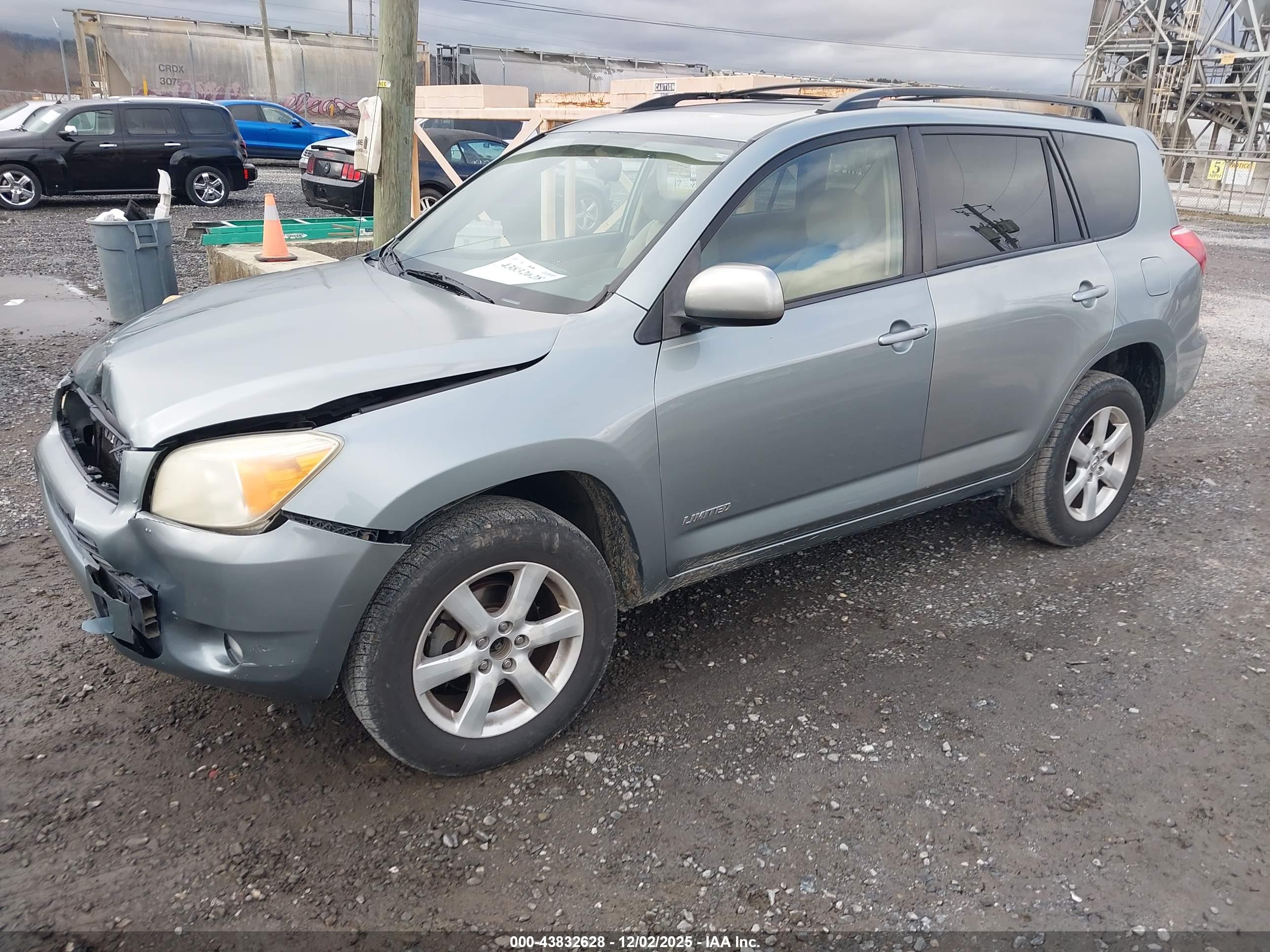 TOYOTA RAV4 image 2