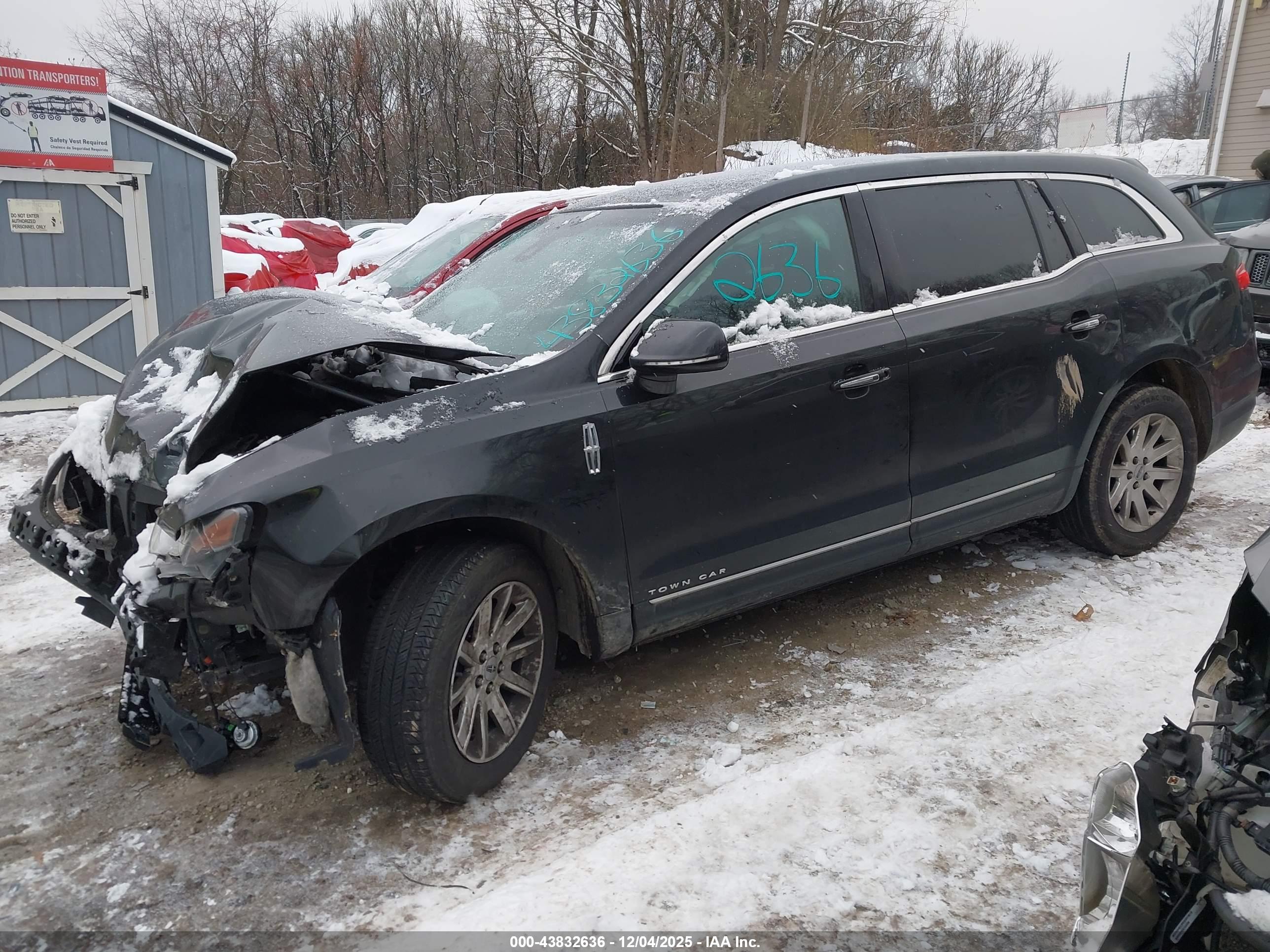 LINCOLN MKT image 2