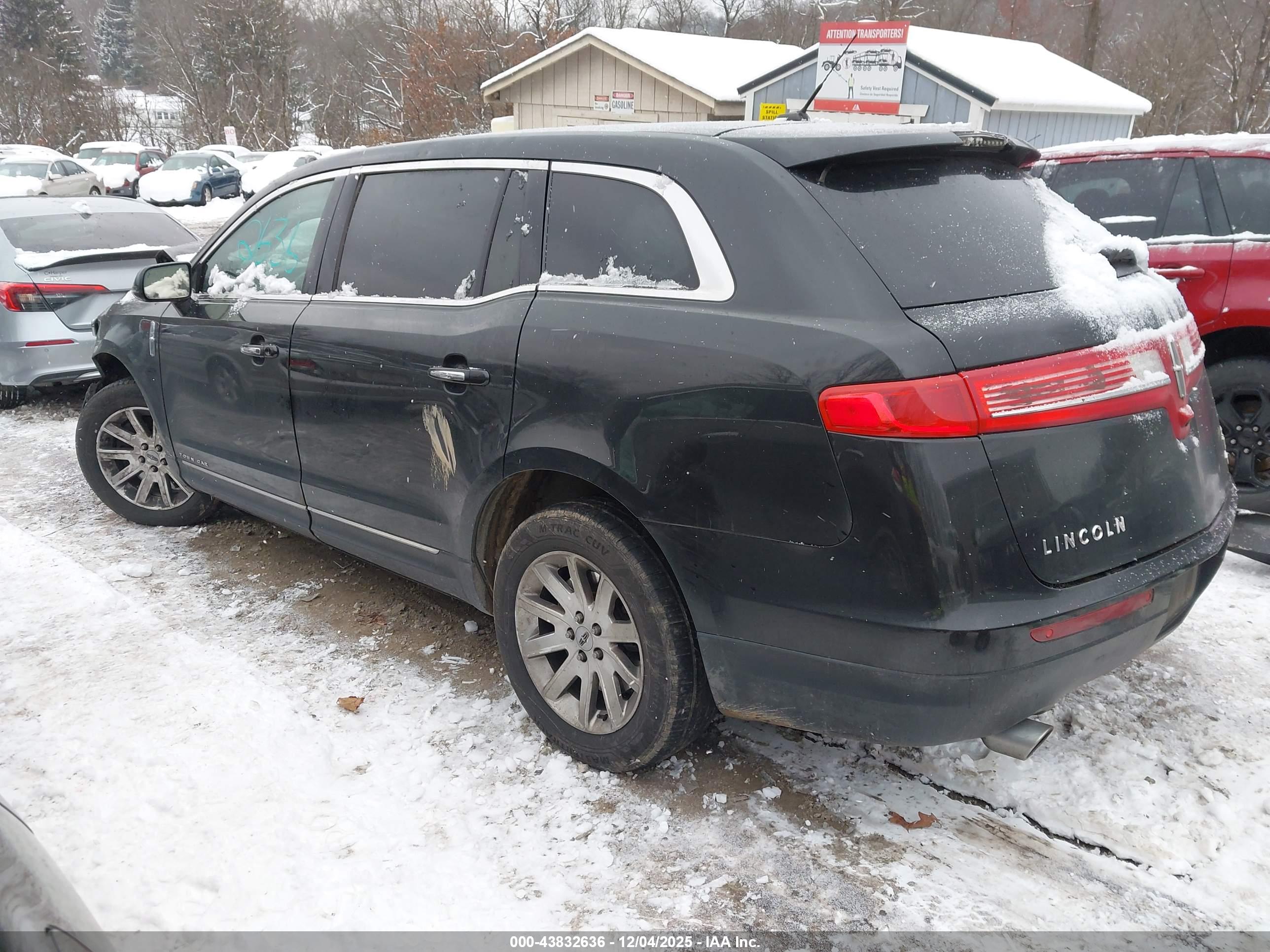 LINCOLN MKT image 3