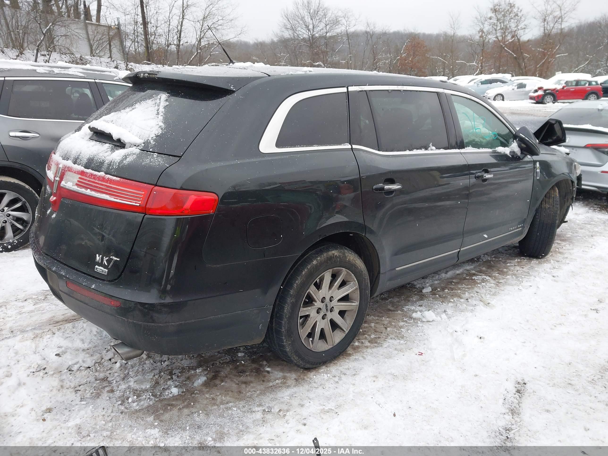 LINCOLN MKT image 4