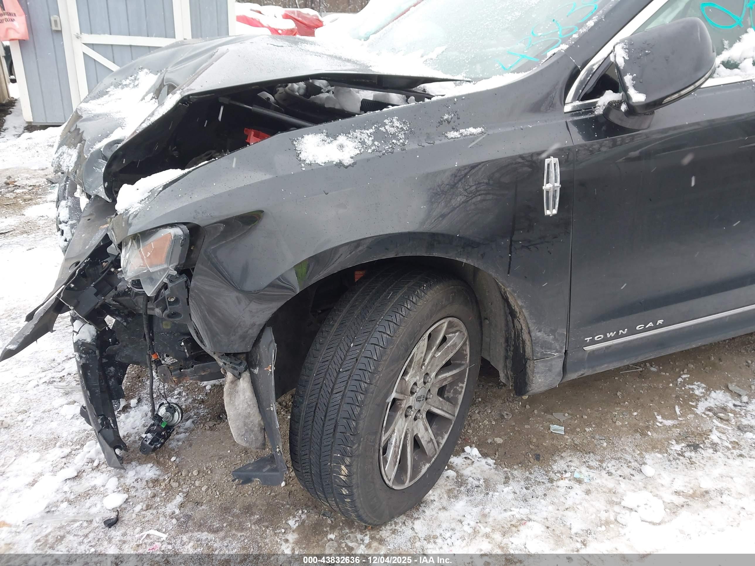 LINCOLN MKT image 6