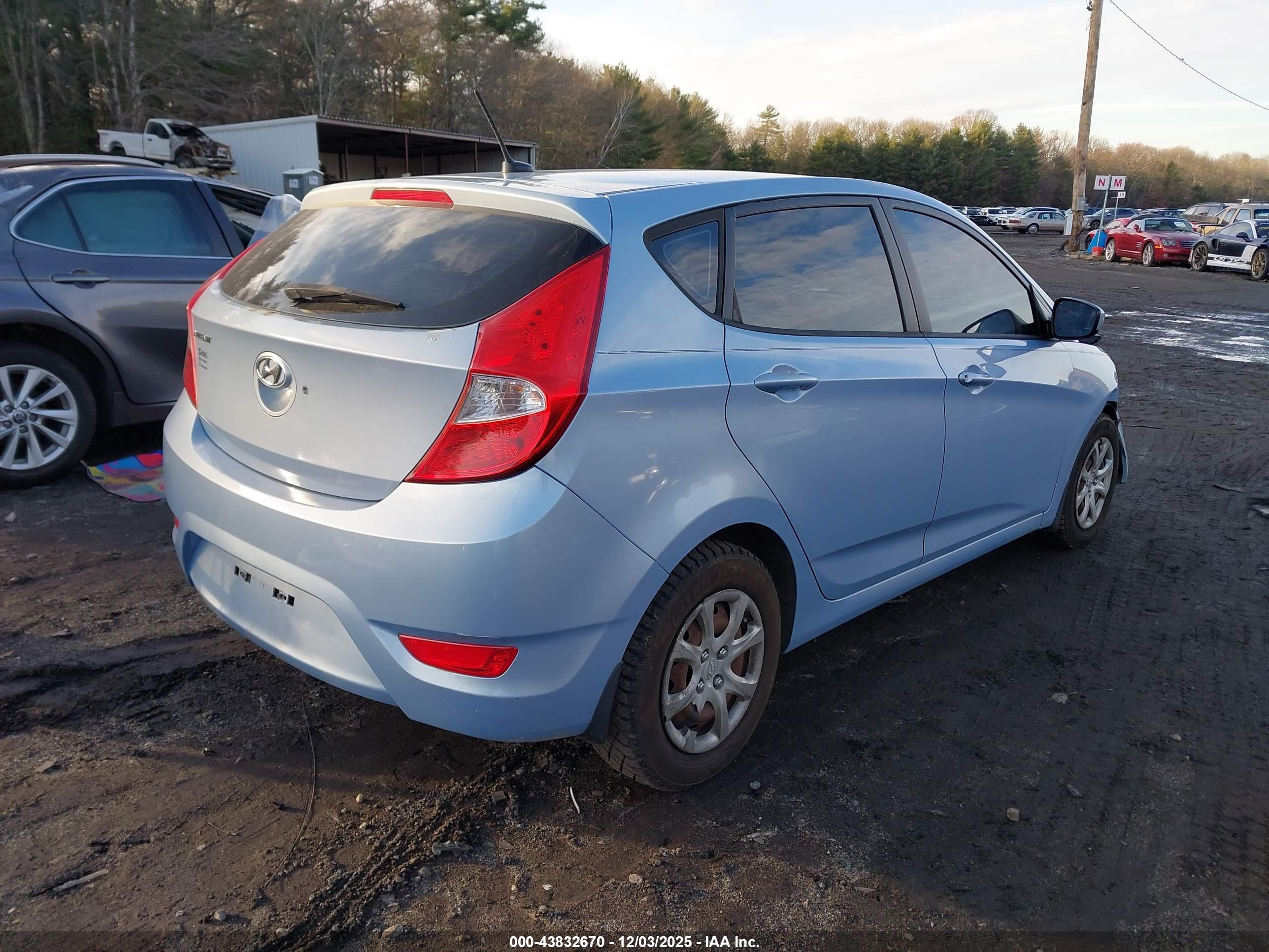 HYUNDAI ACCENT image 4