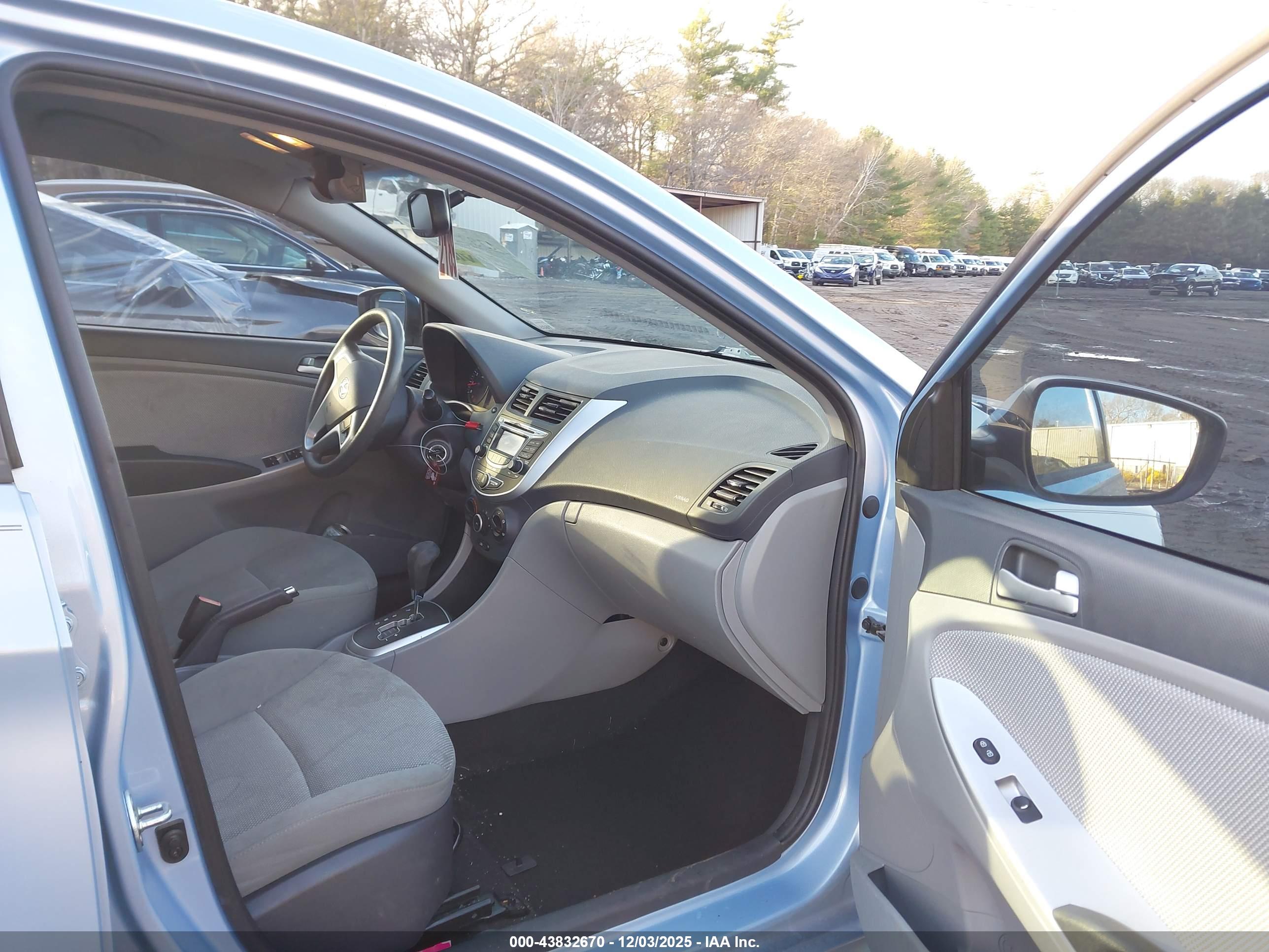 HYUNDAI ACCENT image 5