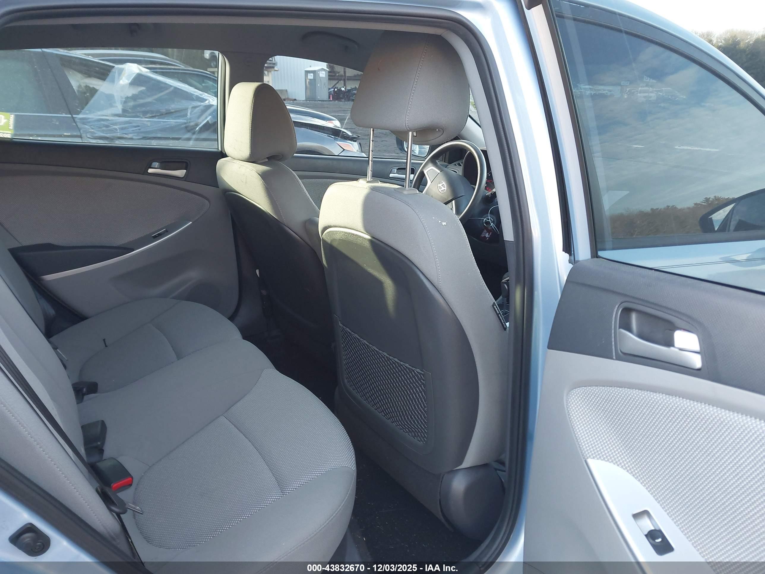 HYUNDAI ACCENT image 8
