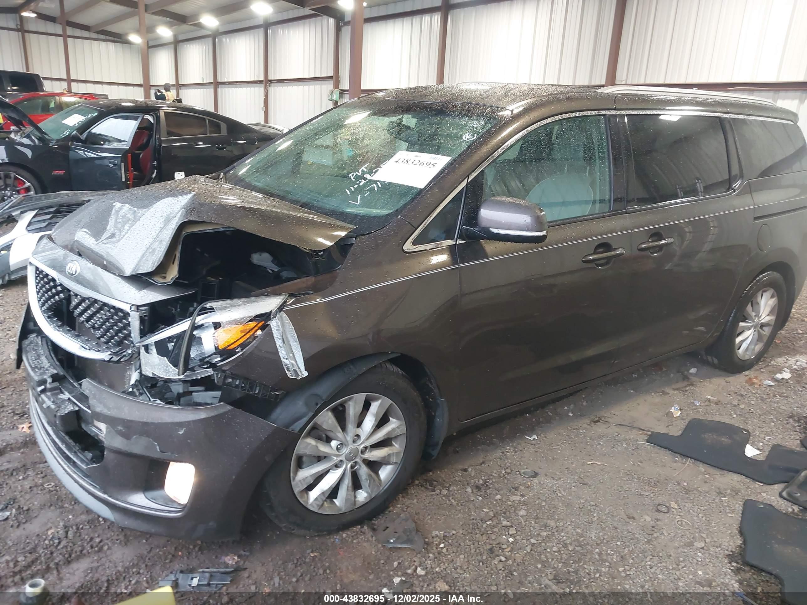 KIA SEDONA image 2