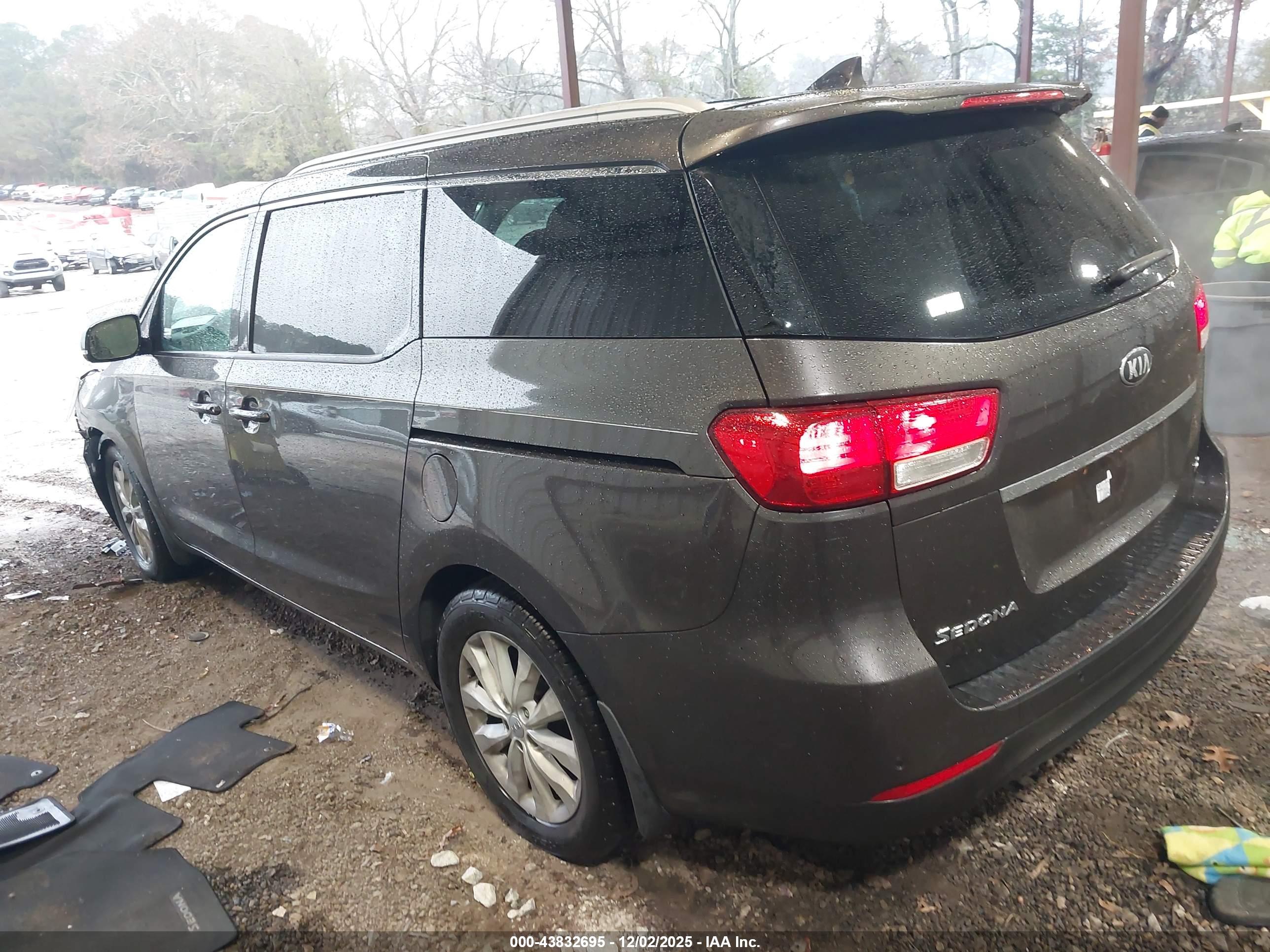 KIA SEDONA image 3