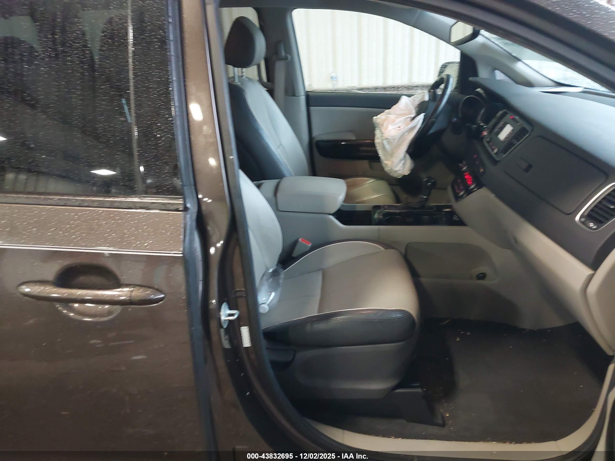 KIA SEDONA image 5