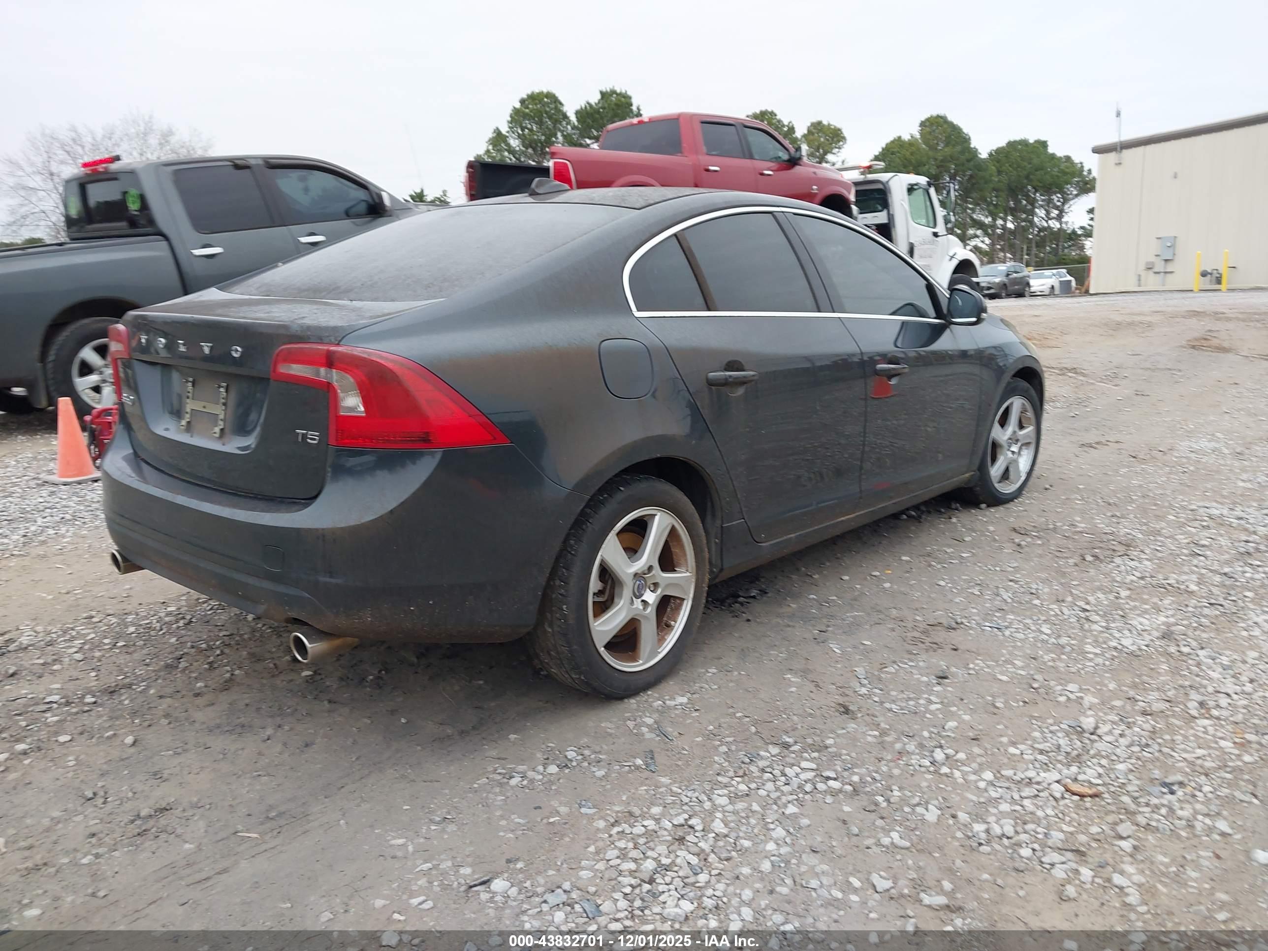 VOLVO S60 image 4