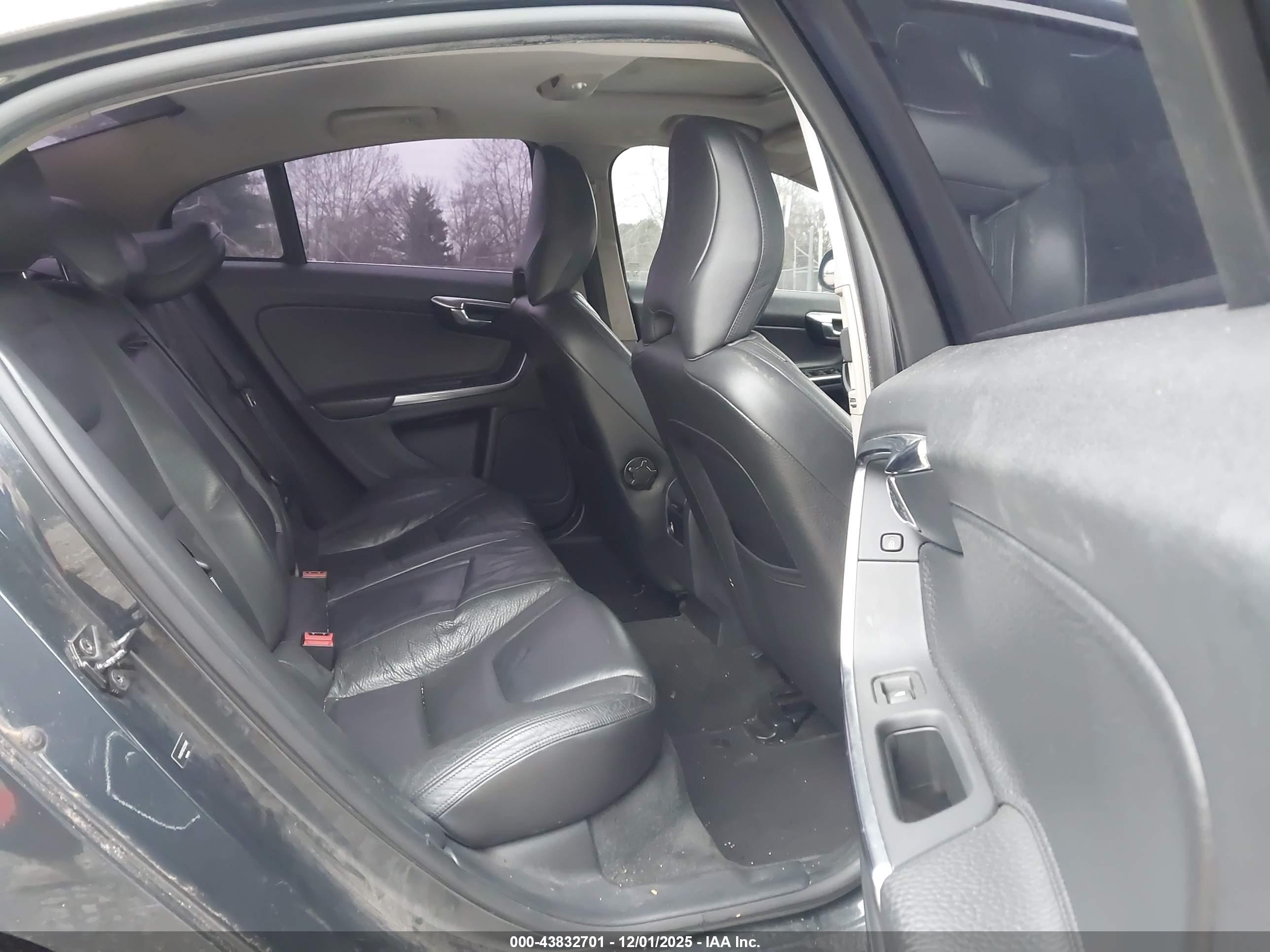 VOLVO S60 image 8
