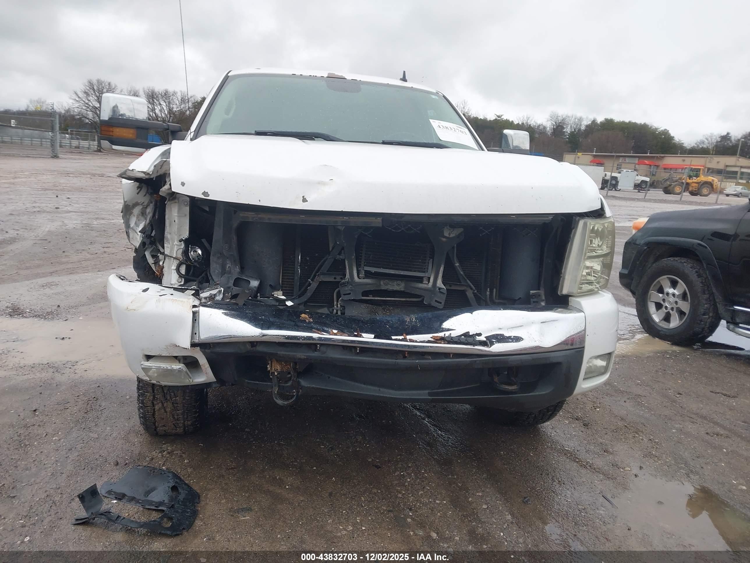 CHEVROLET SILVERADO image 6
