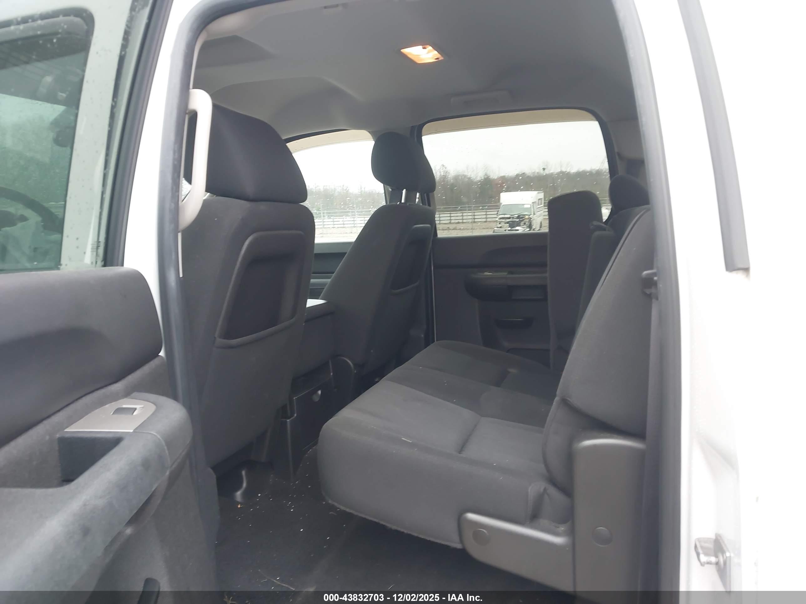 CHEVROLET SILVERADO image 8