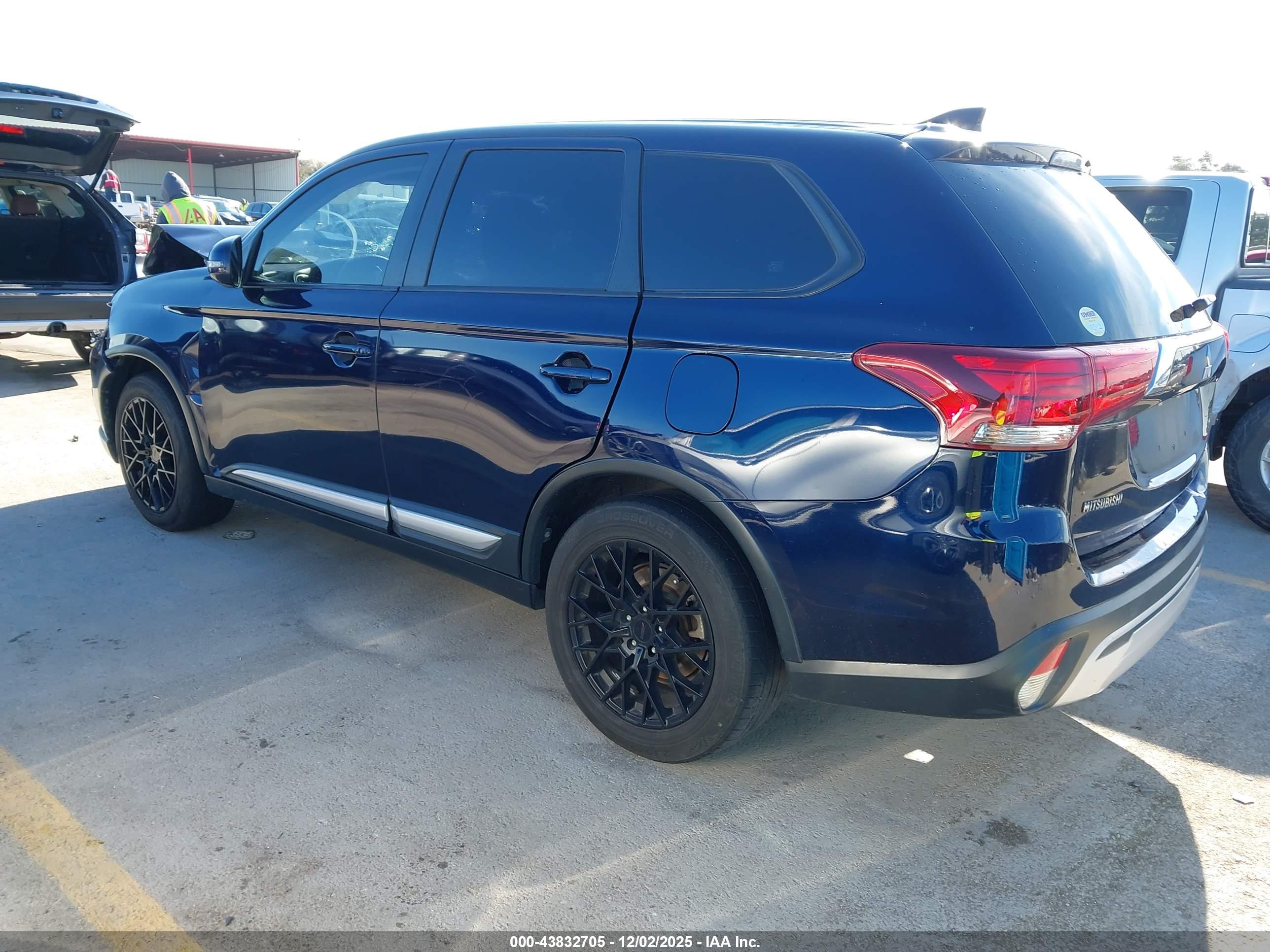 MITSUBISHI OUTLANDER image 3