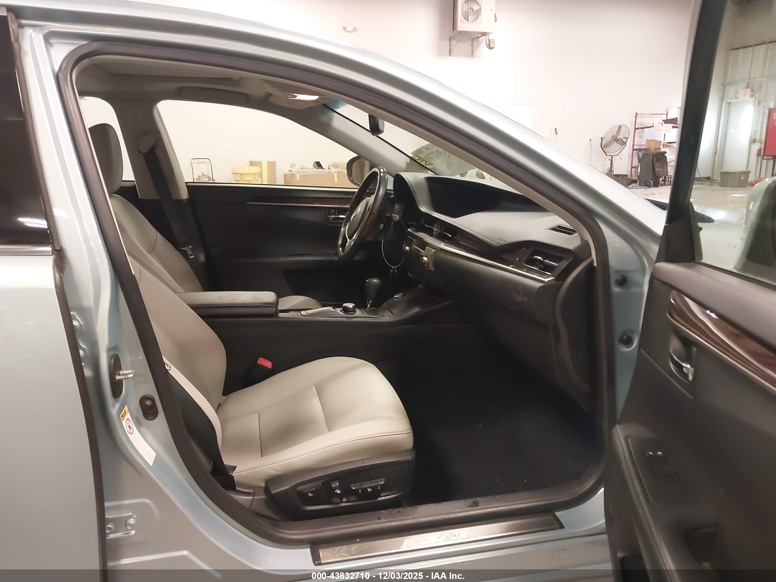 LEXUS ES image 5