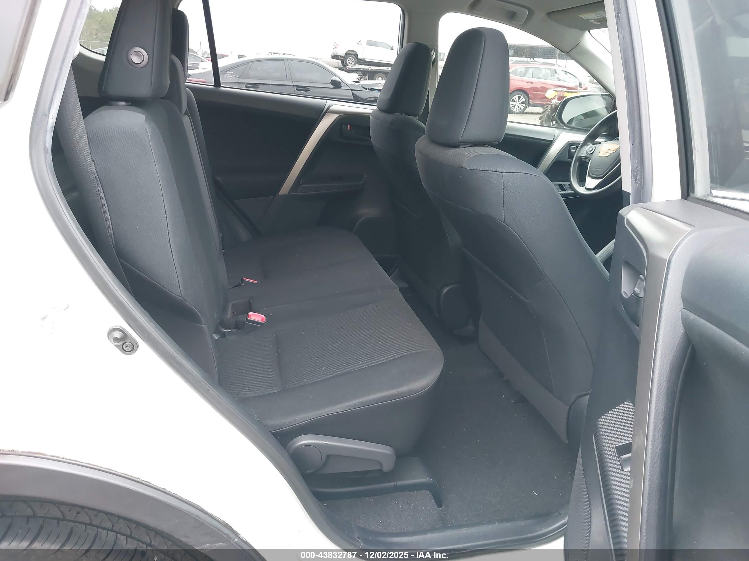 TOYOTA RAV4 image 8