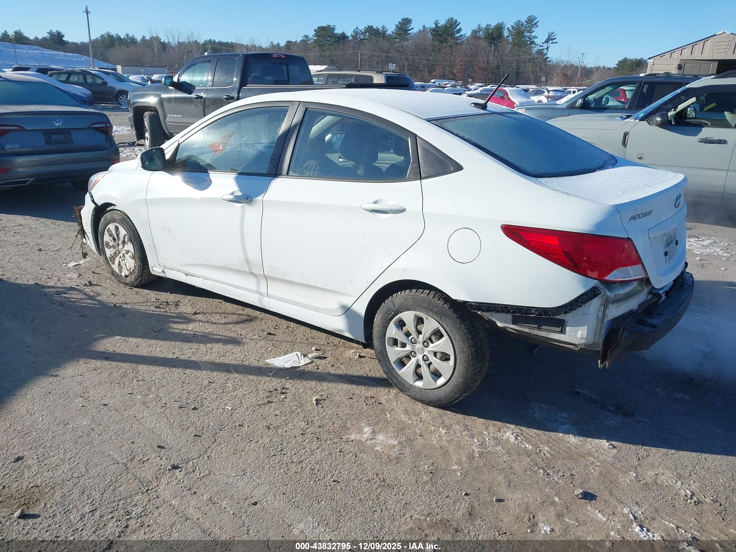 HYUNDAI ACCENT image 3