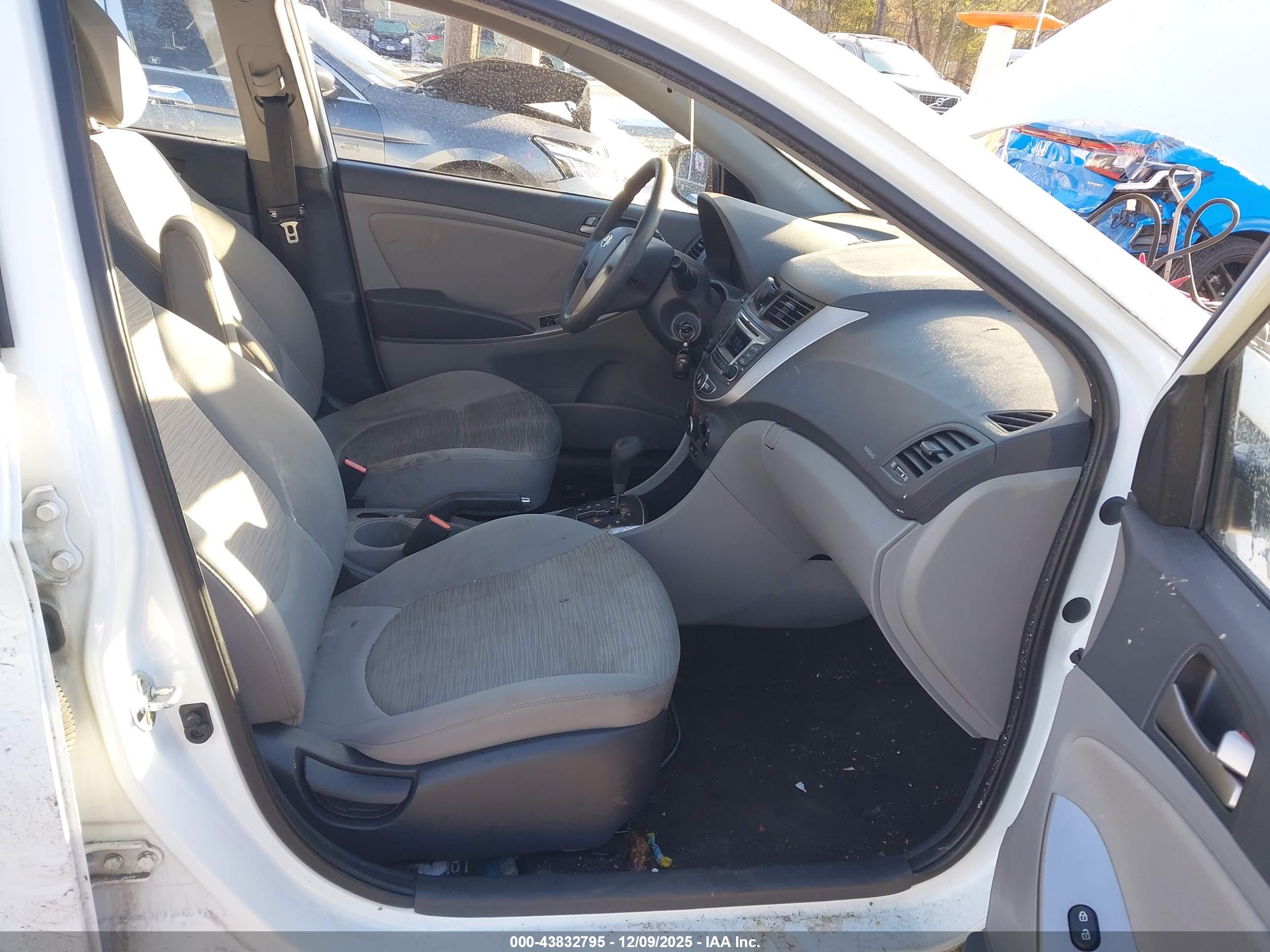 HYUNDAI ACCENT image 5