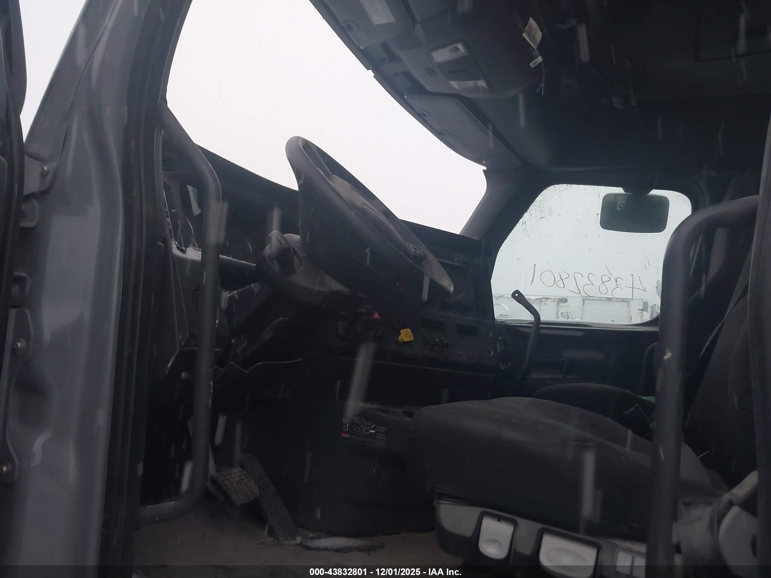 FREIGHTLINER NEW image 5