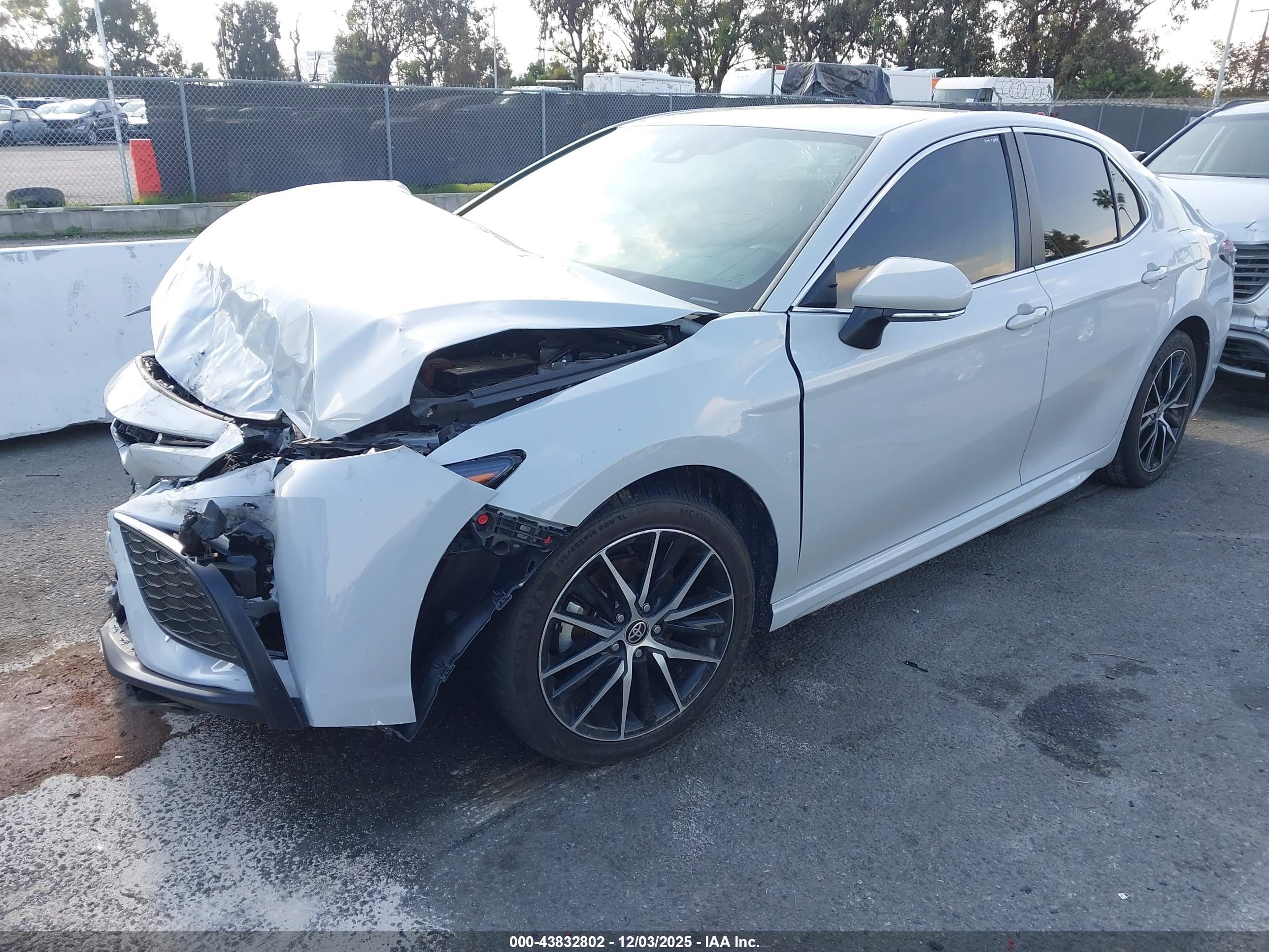 TOYOTA CAMRY image 2
