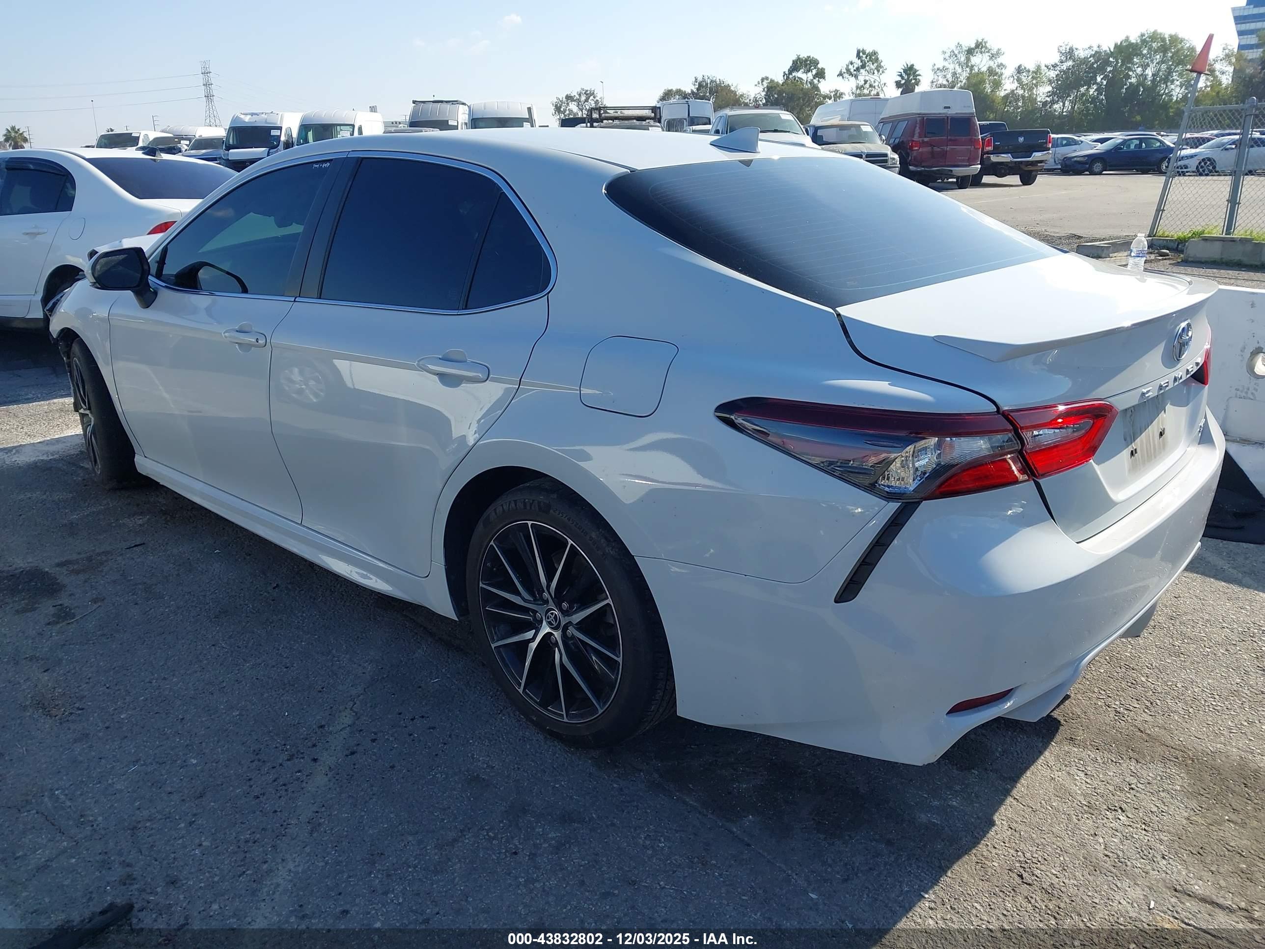 TOYOTA CAMRY image 3