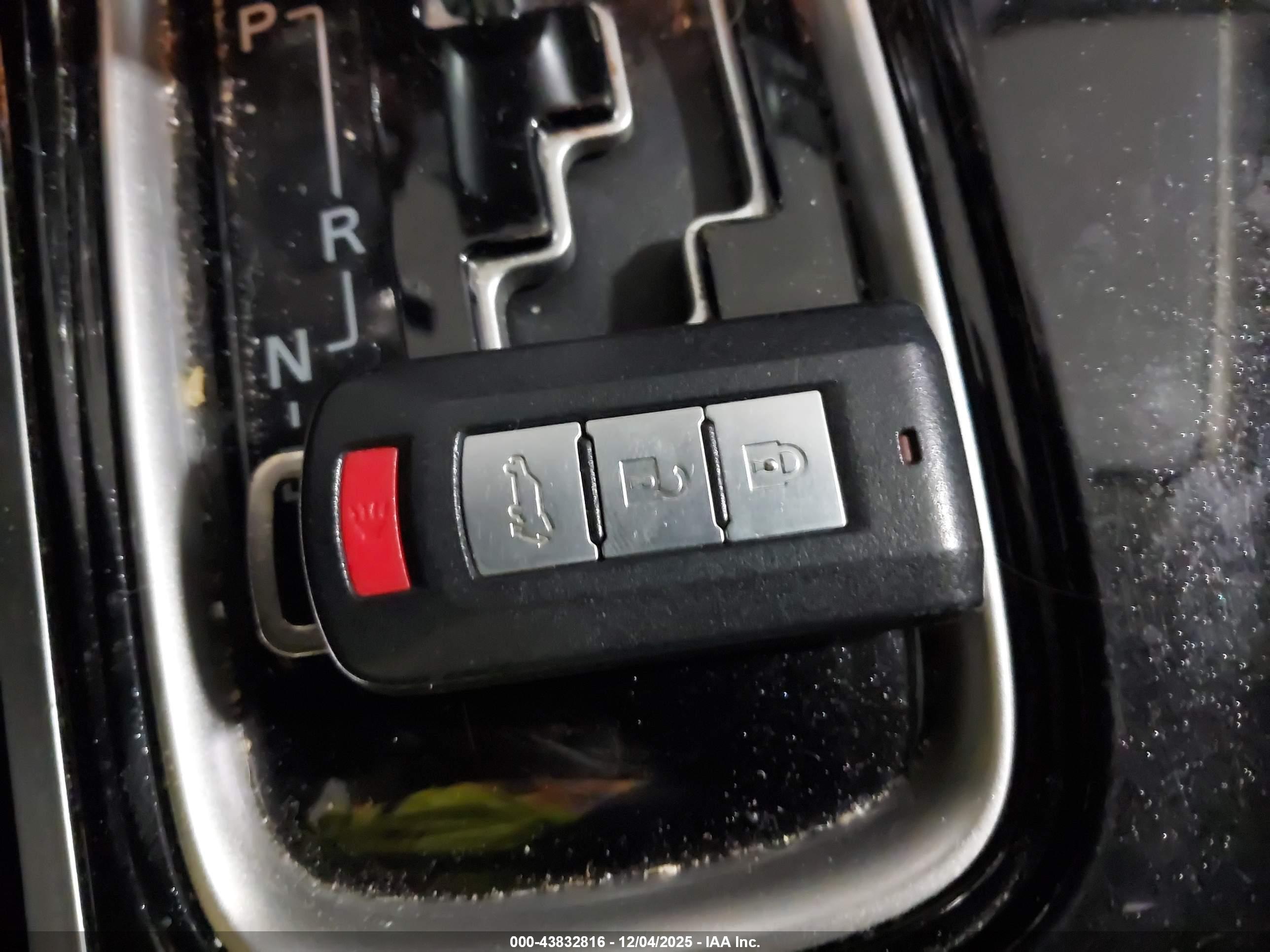 MITSUBISHI OUTLANDER image 11
