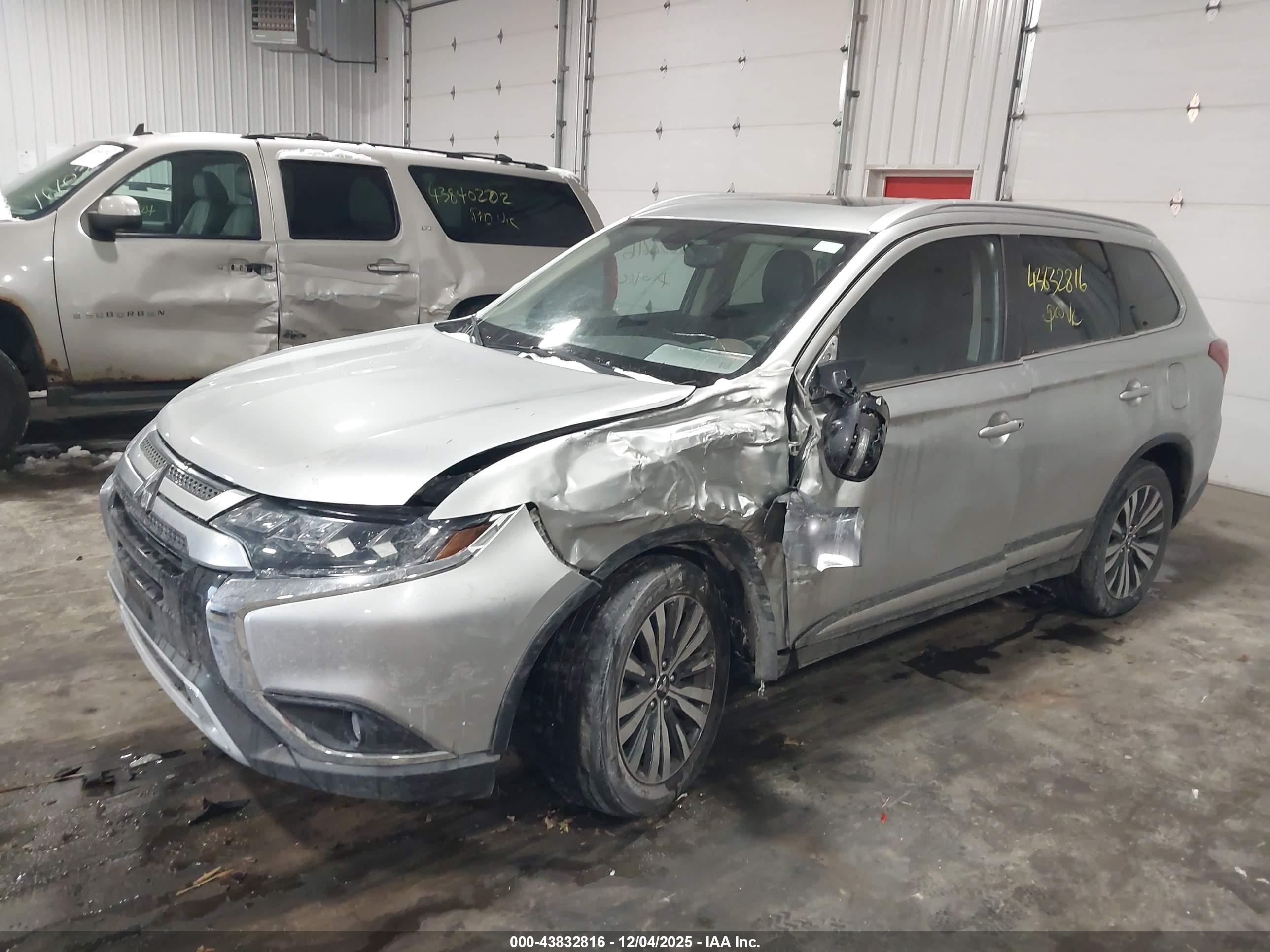 MITSUBISHI OUTLANDER image 2