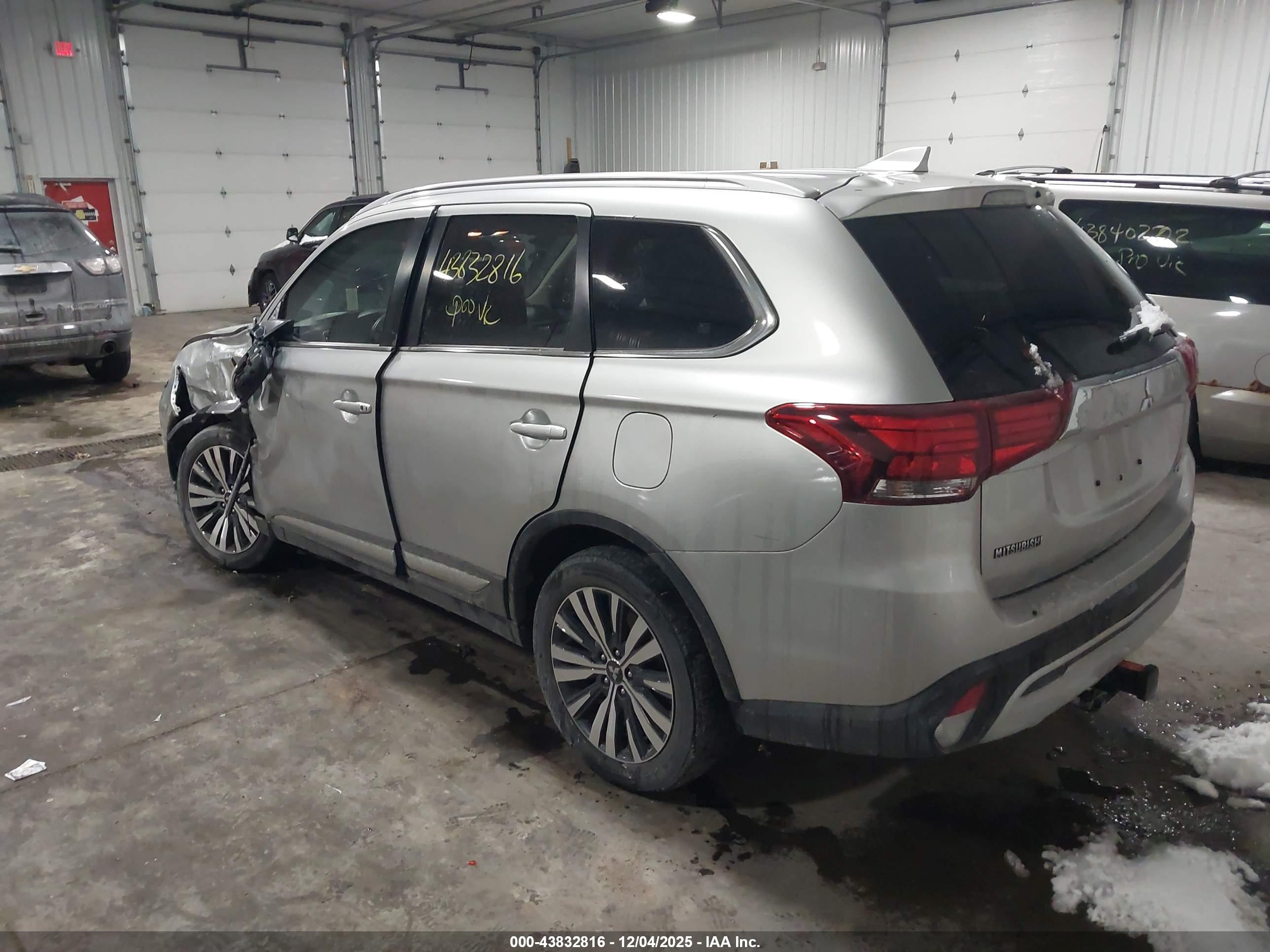 MITSUBISHI OUTLANDER image 3