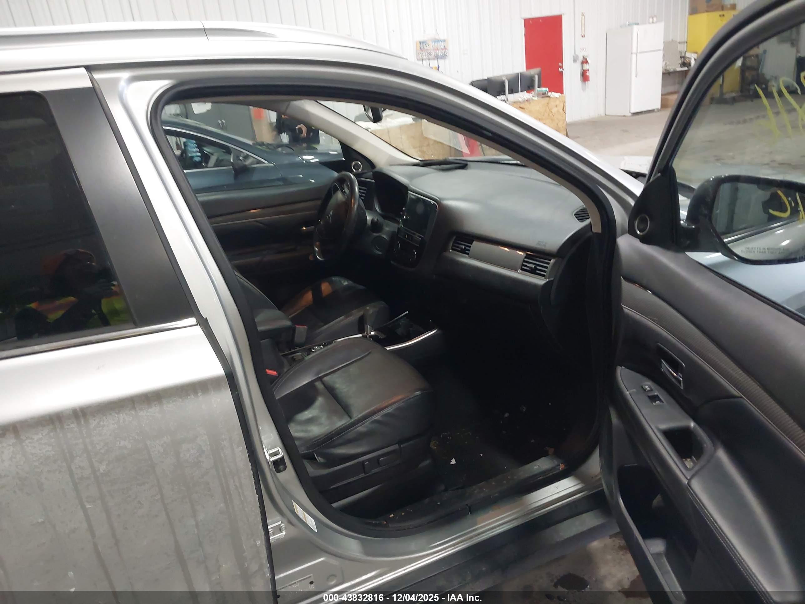 MITSUBISHI OUTLANDER image 5
