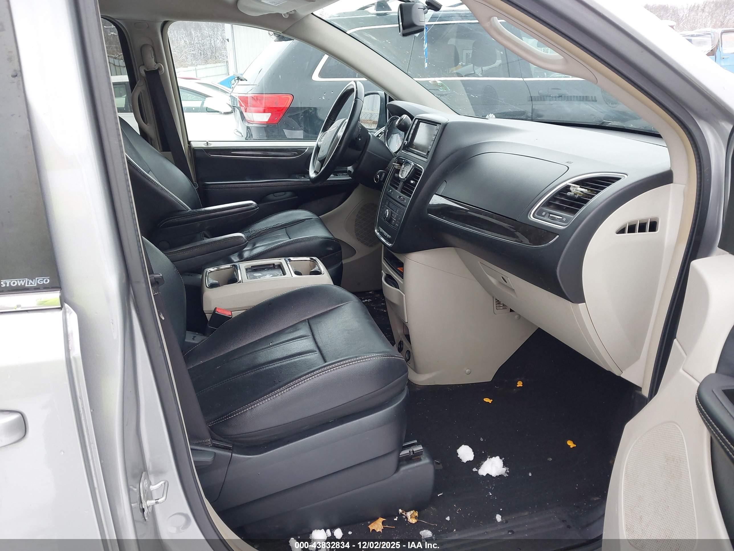 CHRYSLER TOWN image 5