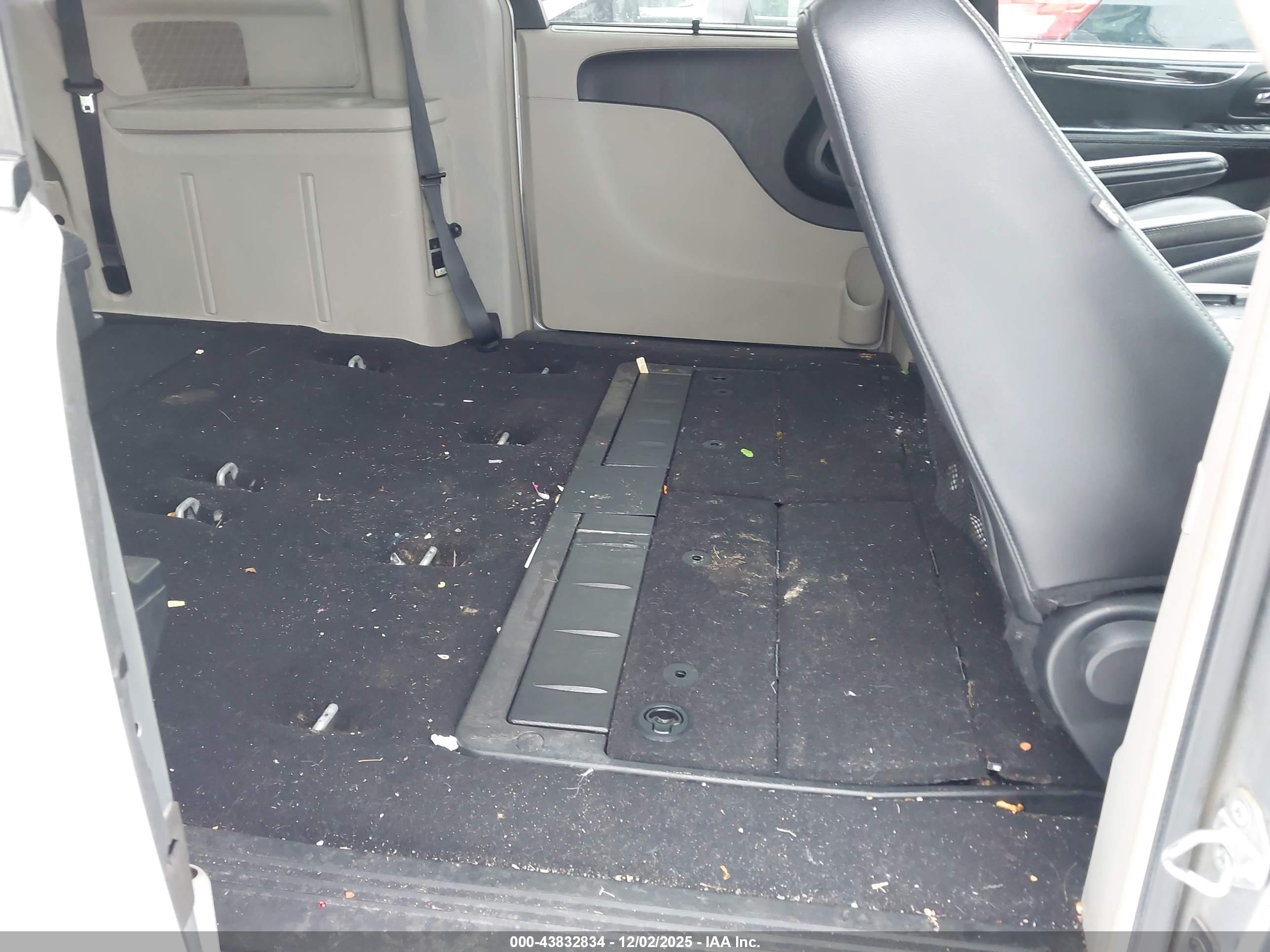 CHRYSLER TOWN image 8