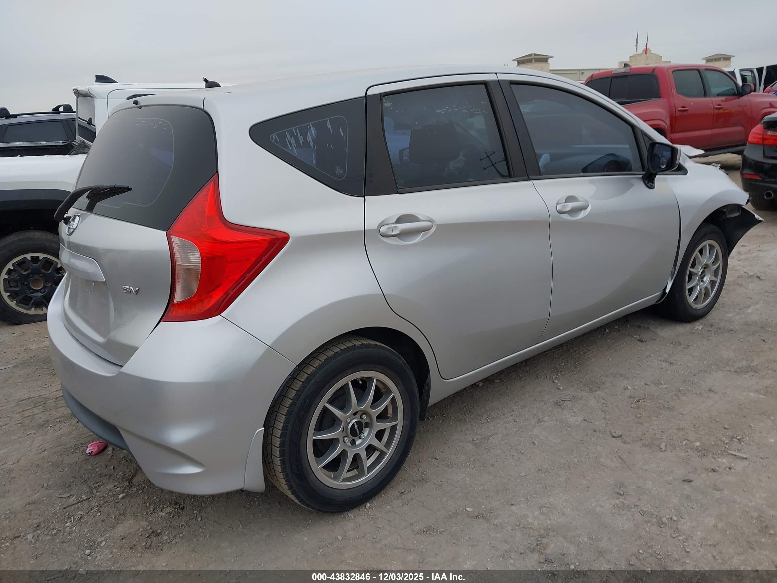 NISSAN VERSA image 4