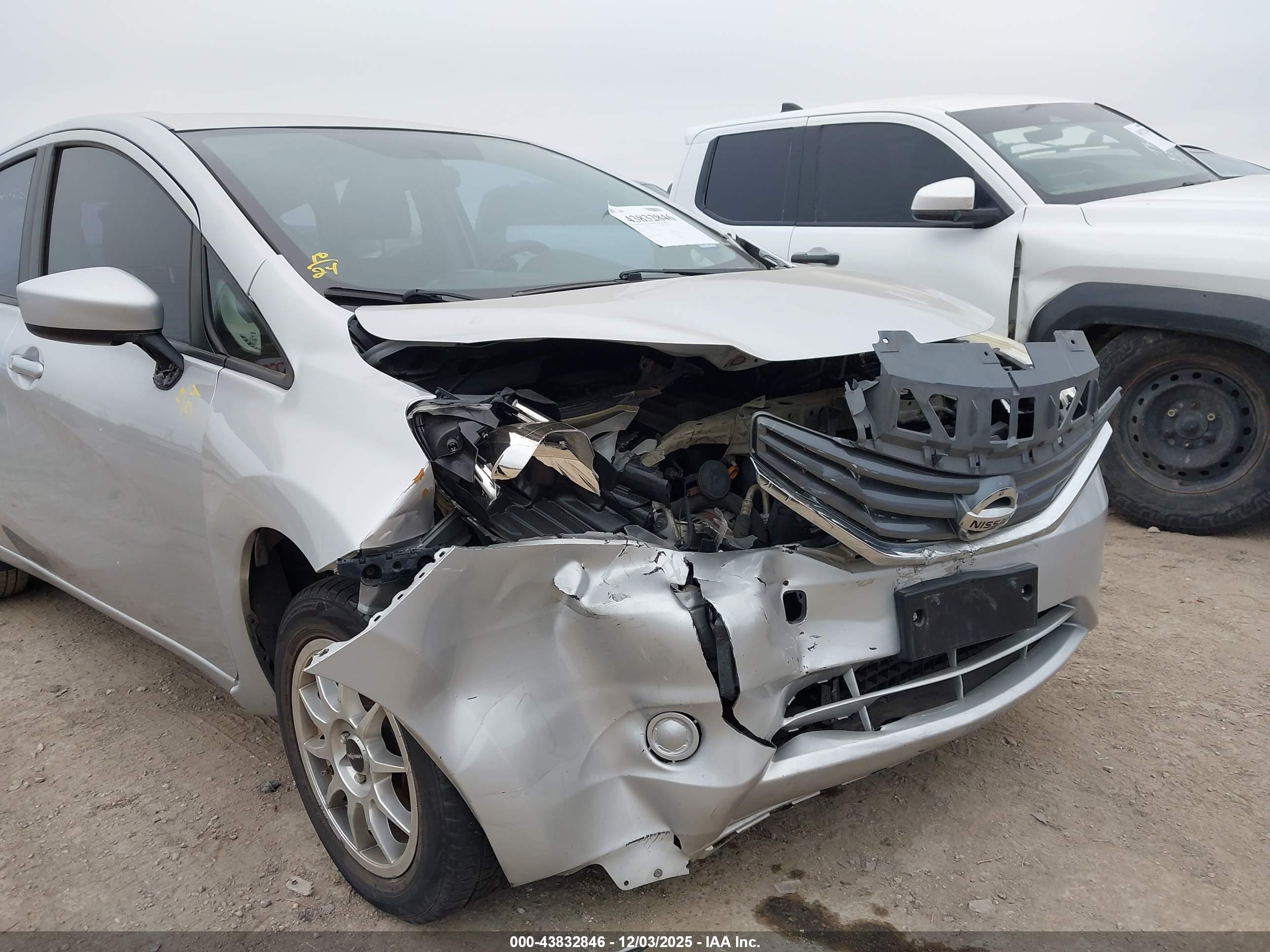 NISSAN VERSA image 6