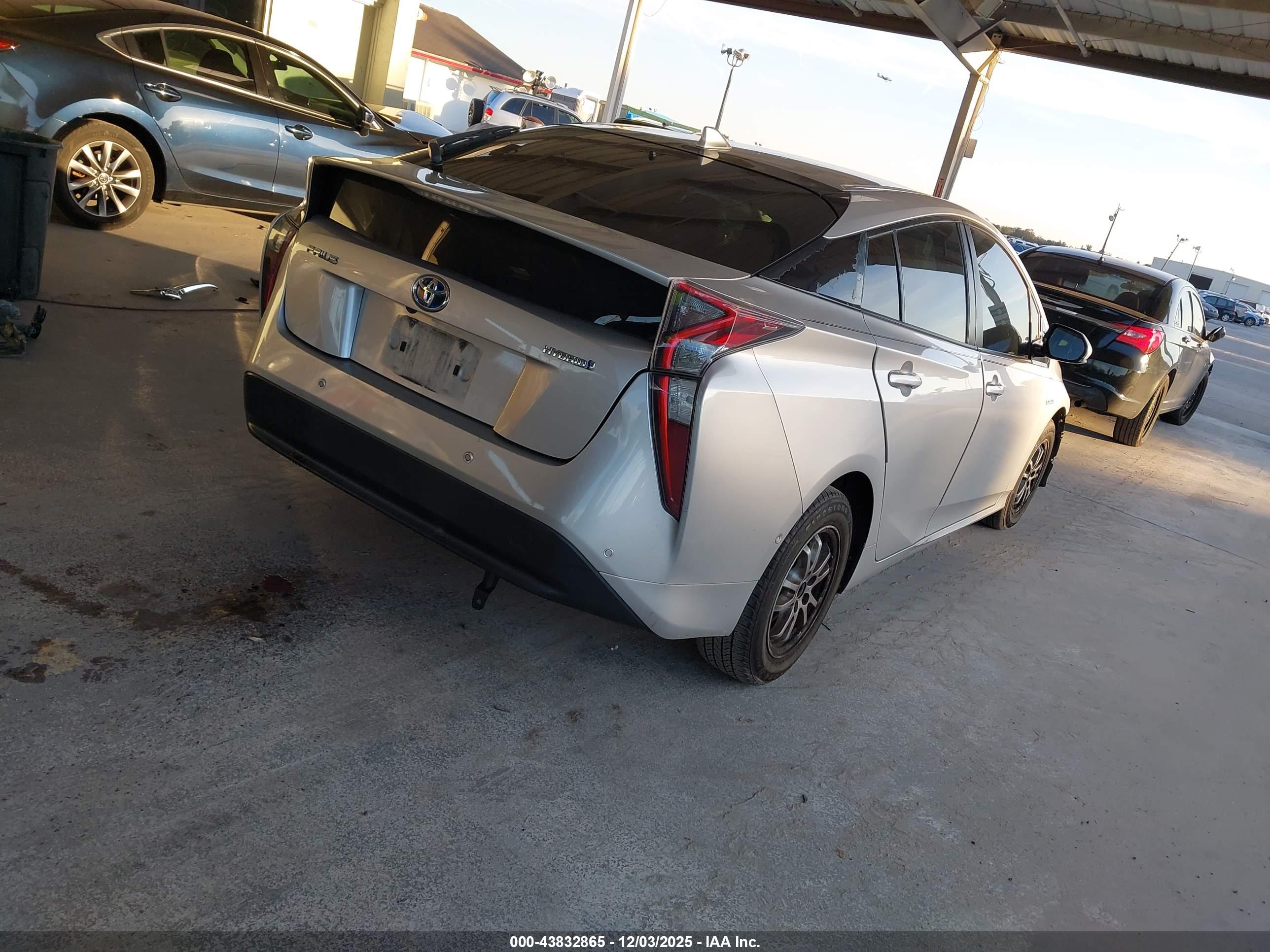 TOYOTA PRIUS image 4