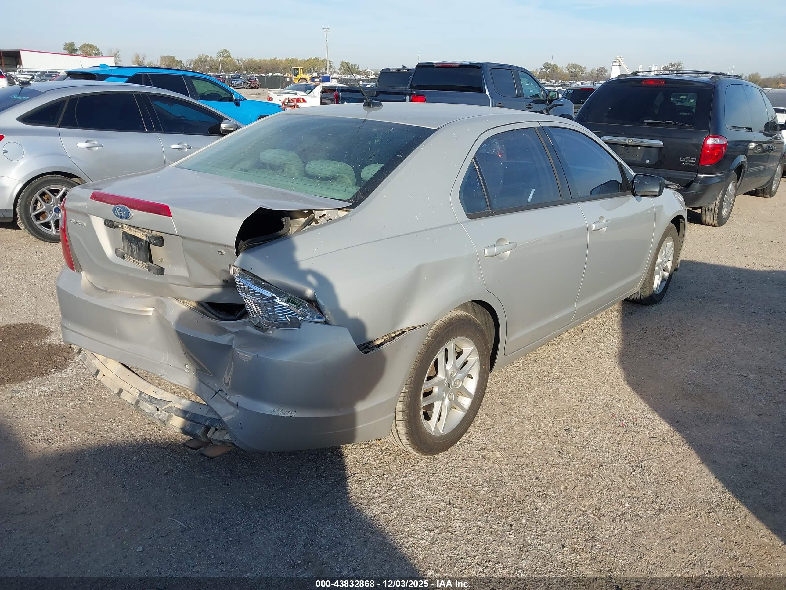 FORD FUSION image 4