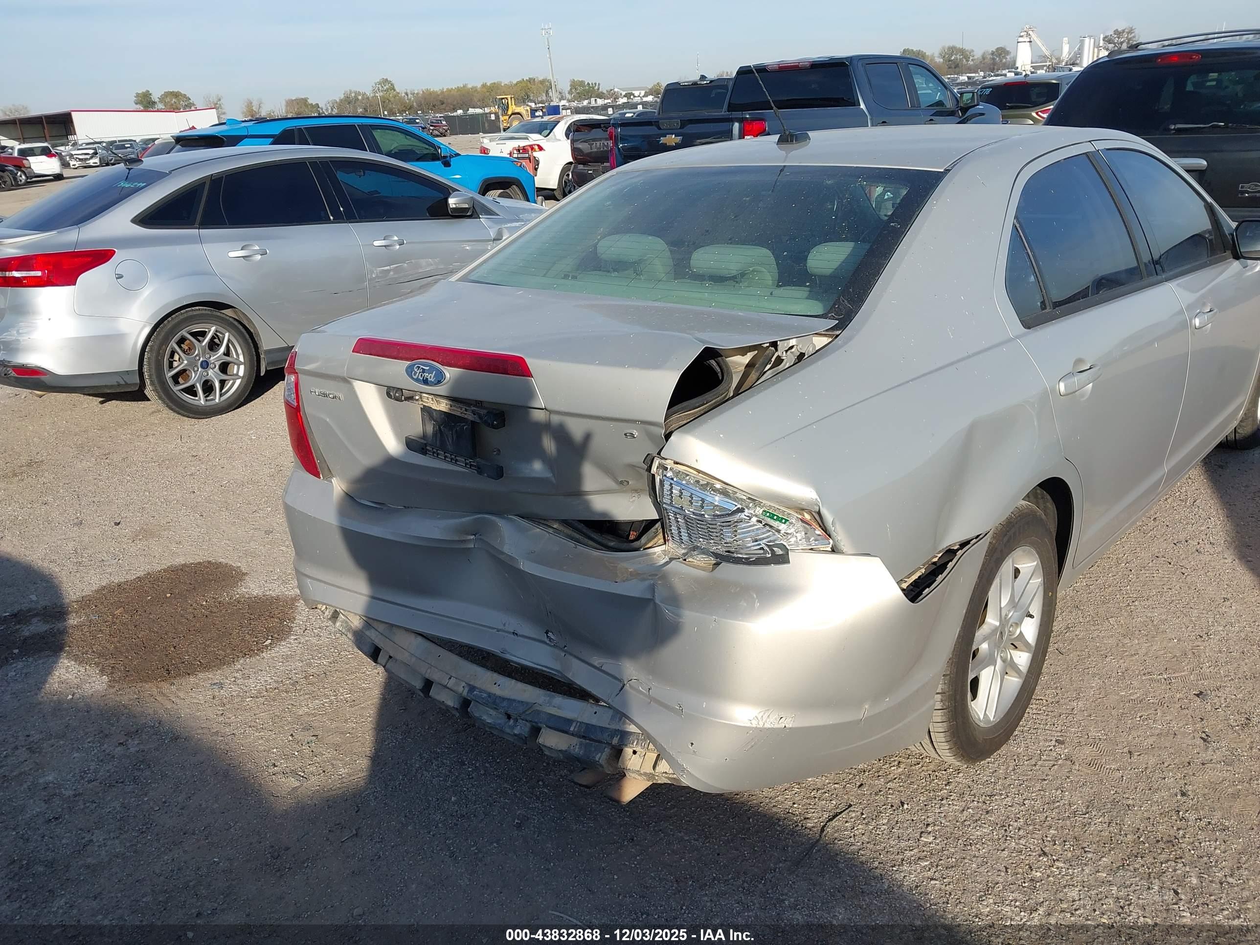 FORD FUSION image 6