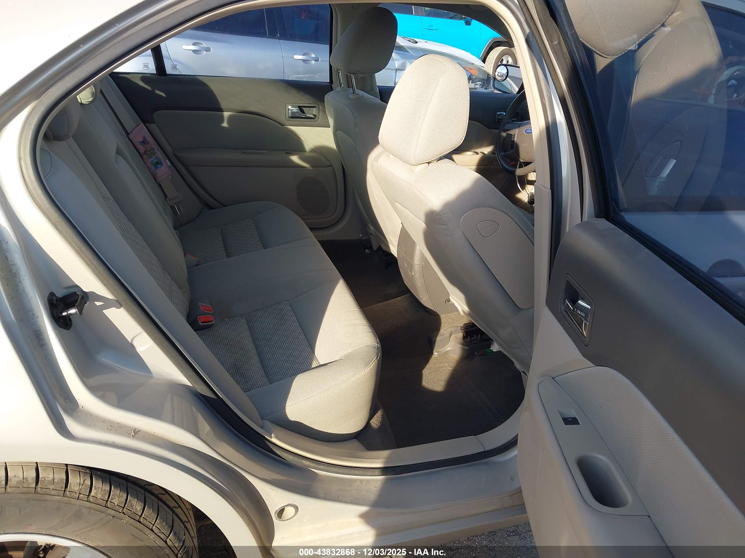 FORD FUSION image 8