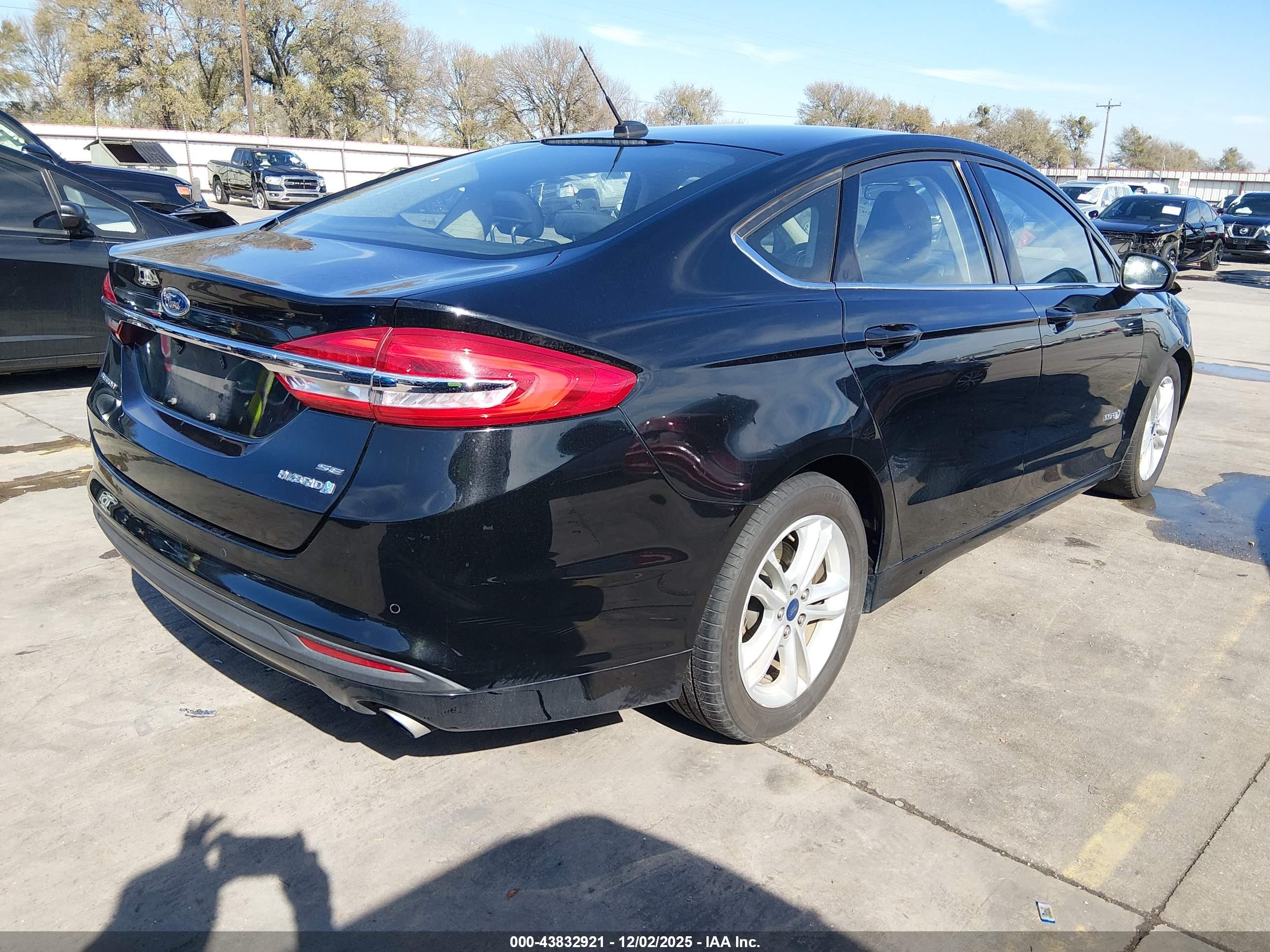FORD FUSION image 4