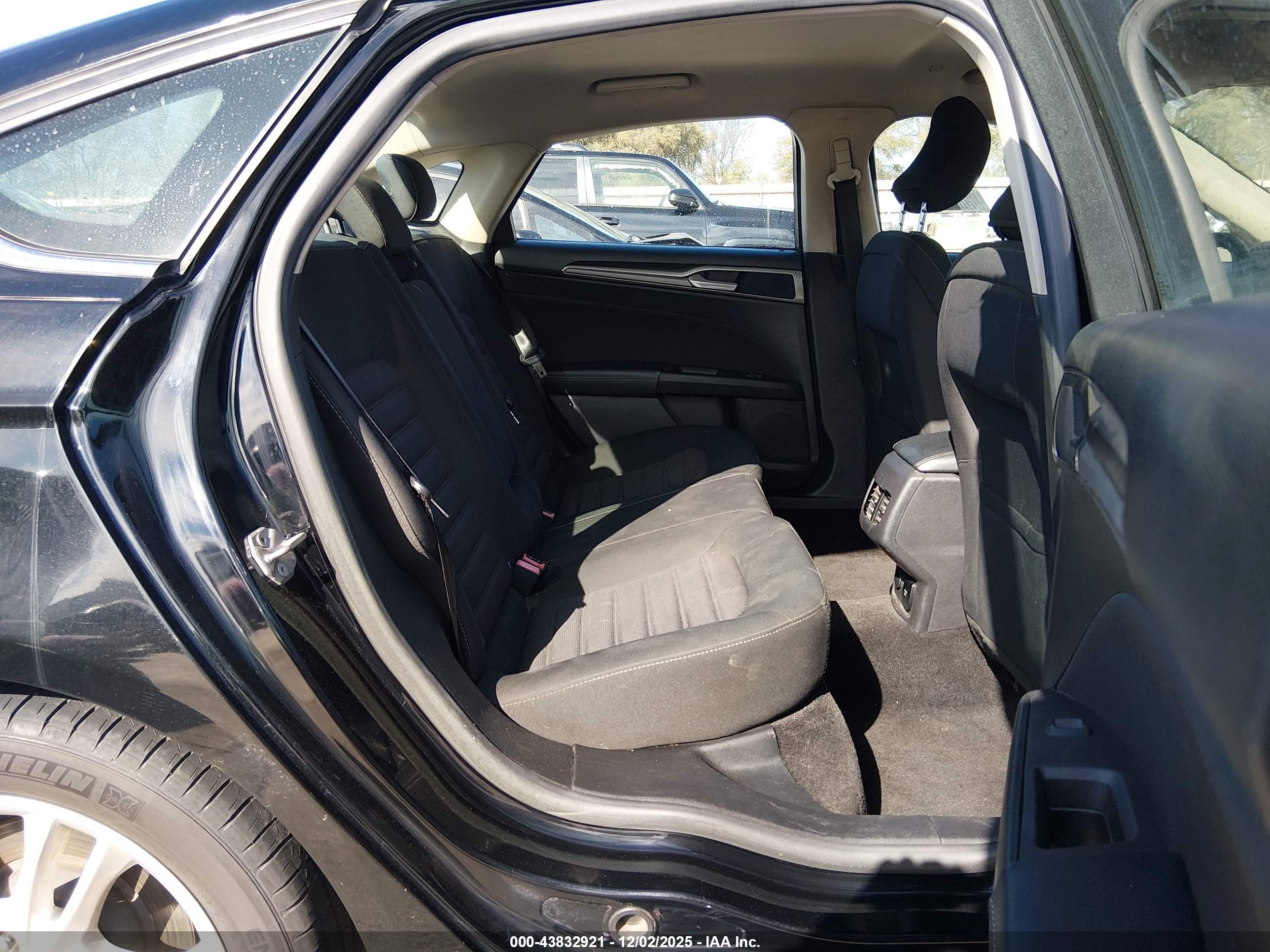 FORD FUSION image 8