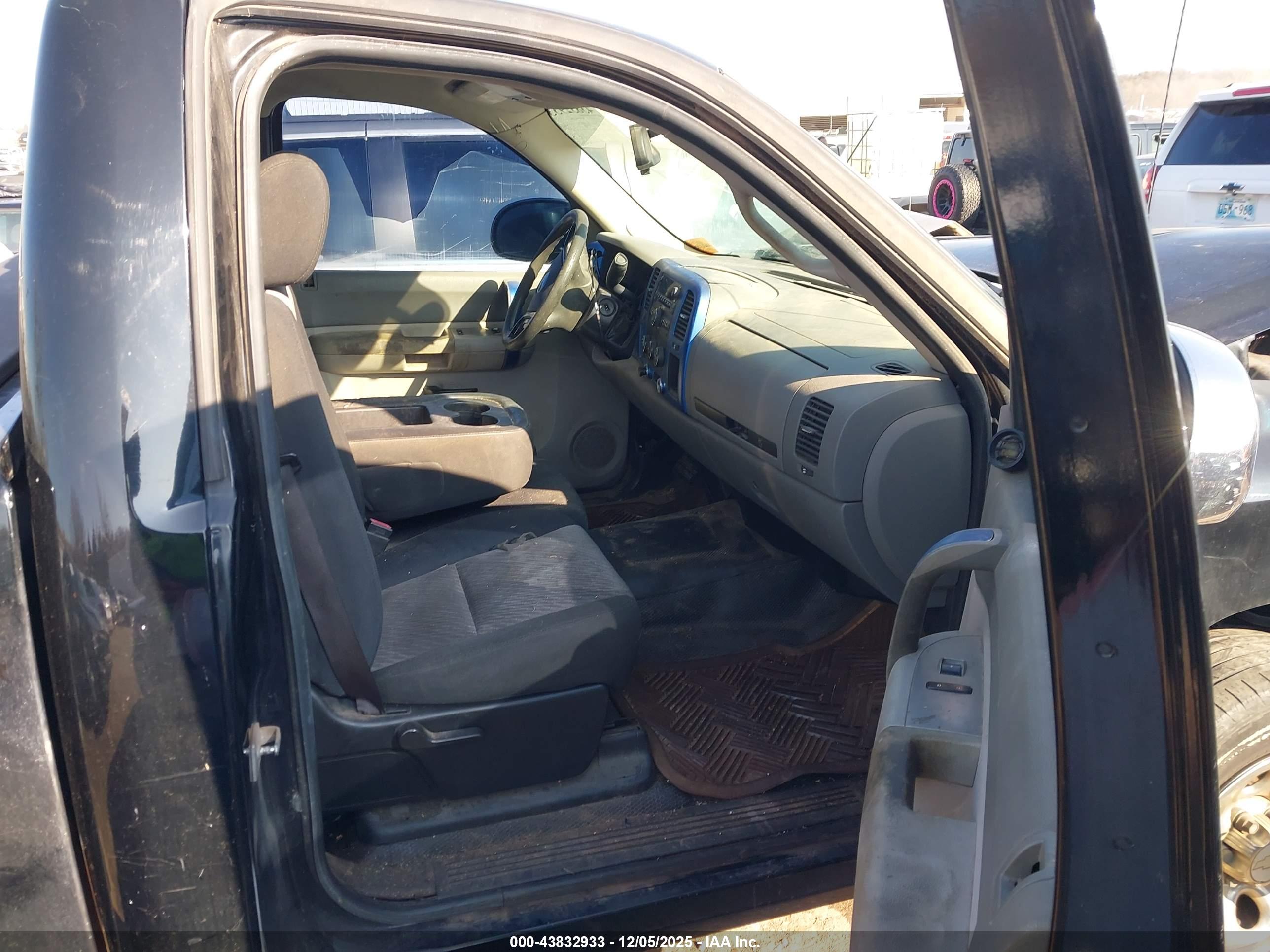 CHEVROLET SILVERADO image 5