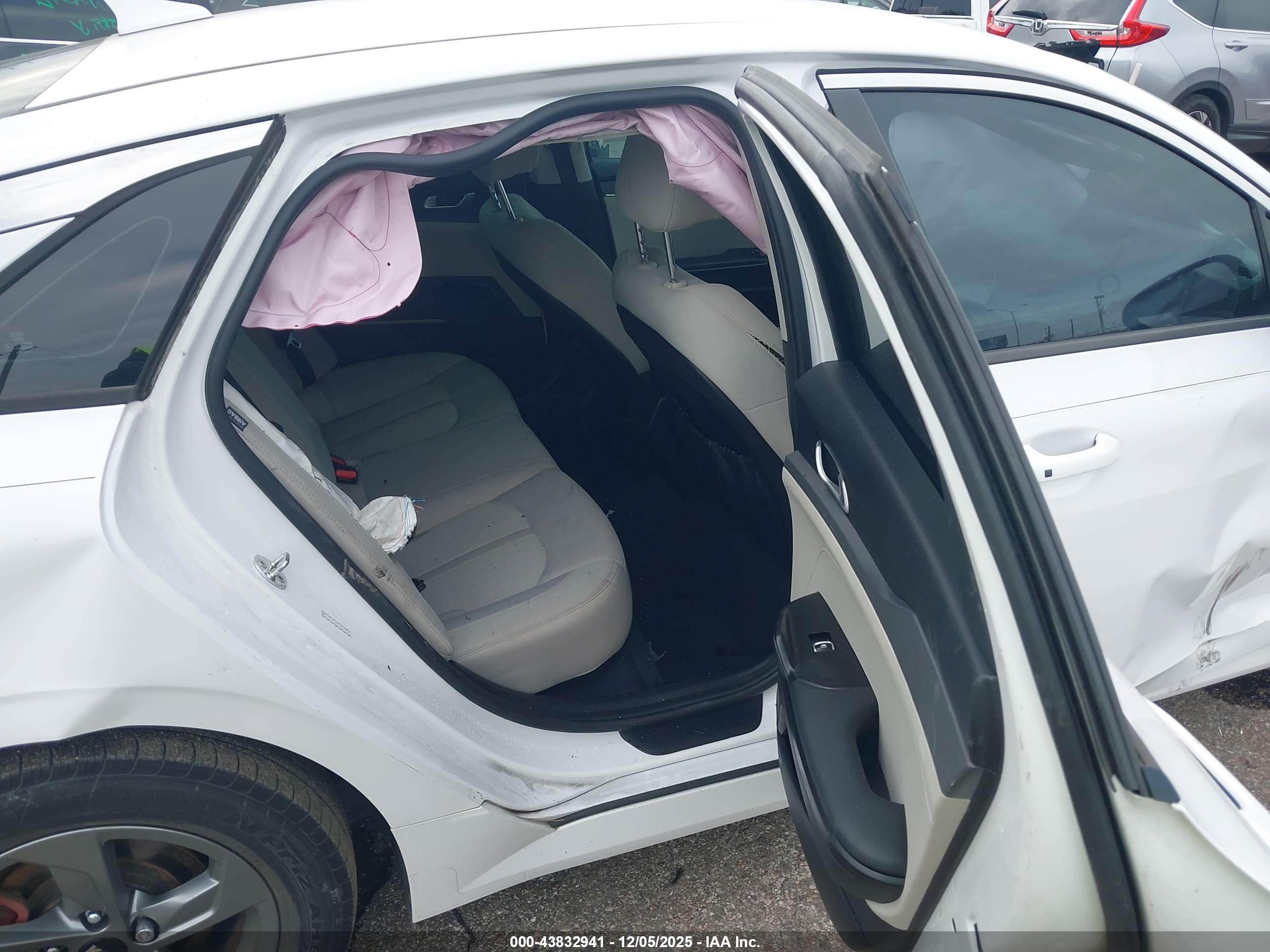 KIA K5 image 8